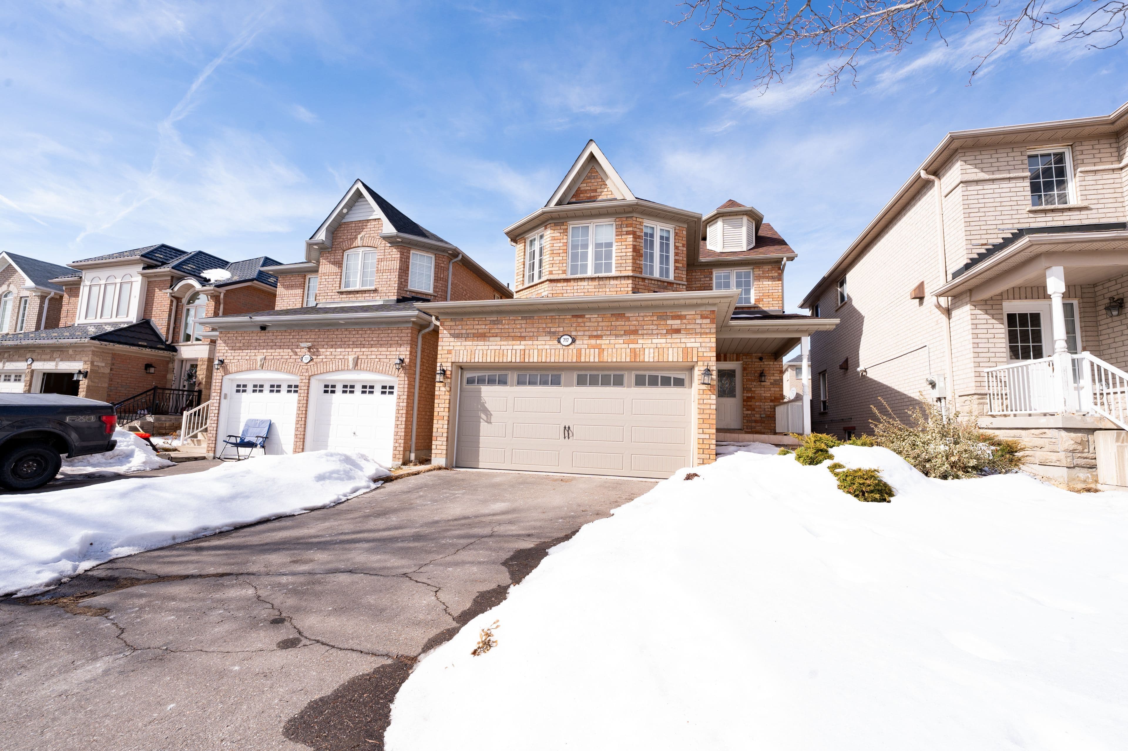 717 Salinger Court, Mississauga, ON L5W 1L4