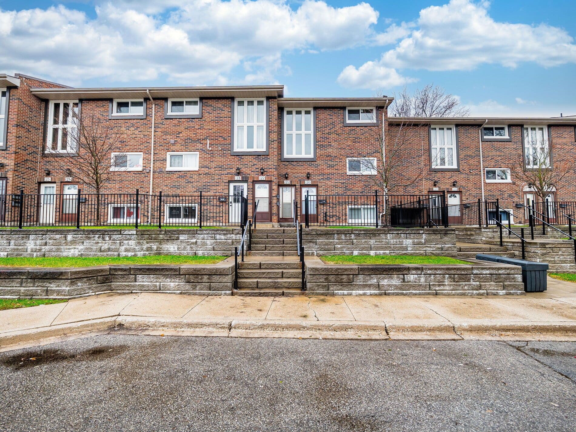 49 Rhonda Road 121, Guelph, ON N1H 7A4