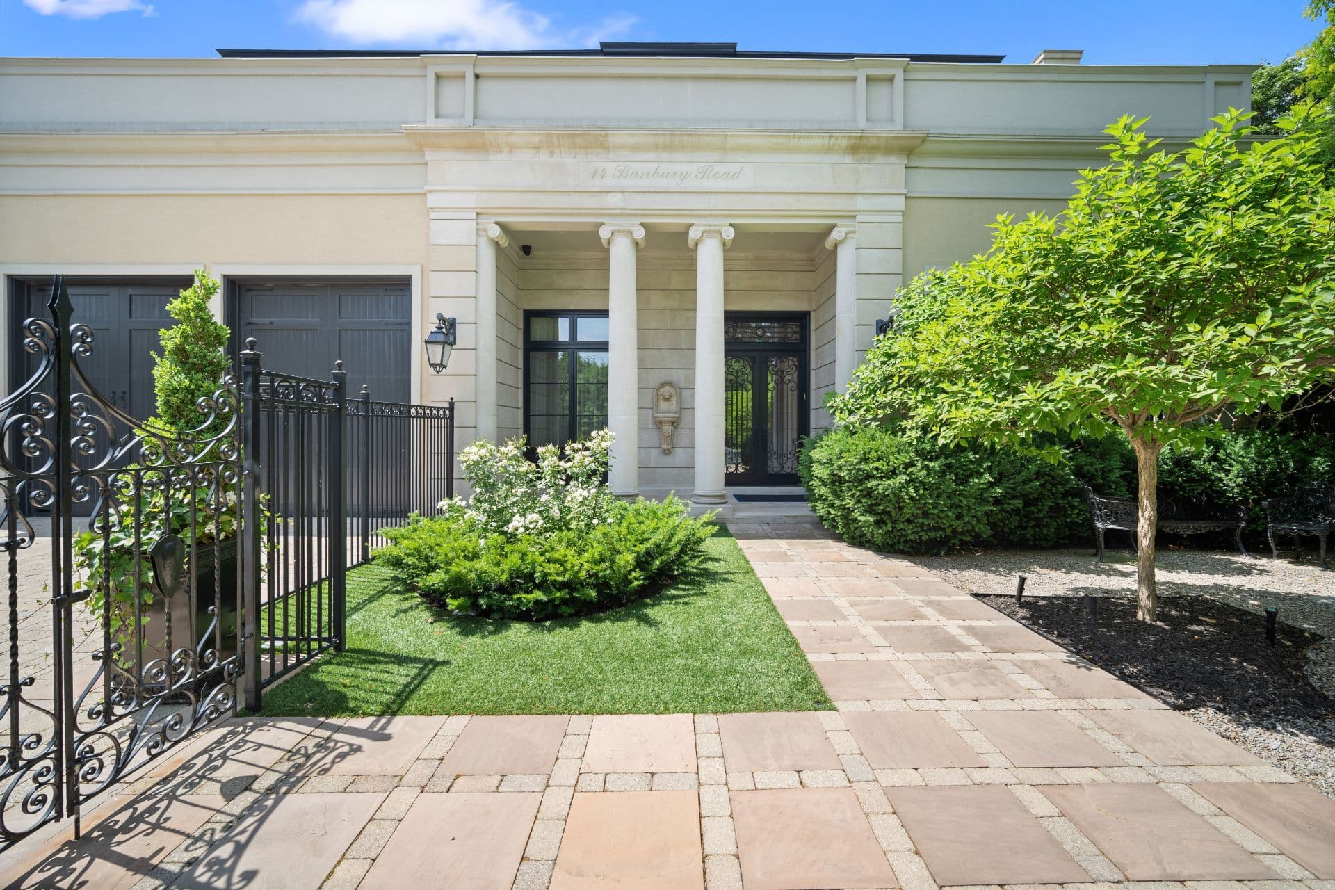 14 Banbury Road, Toronto C13, ON M3B 2K4