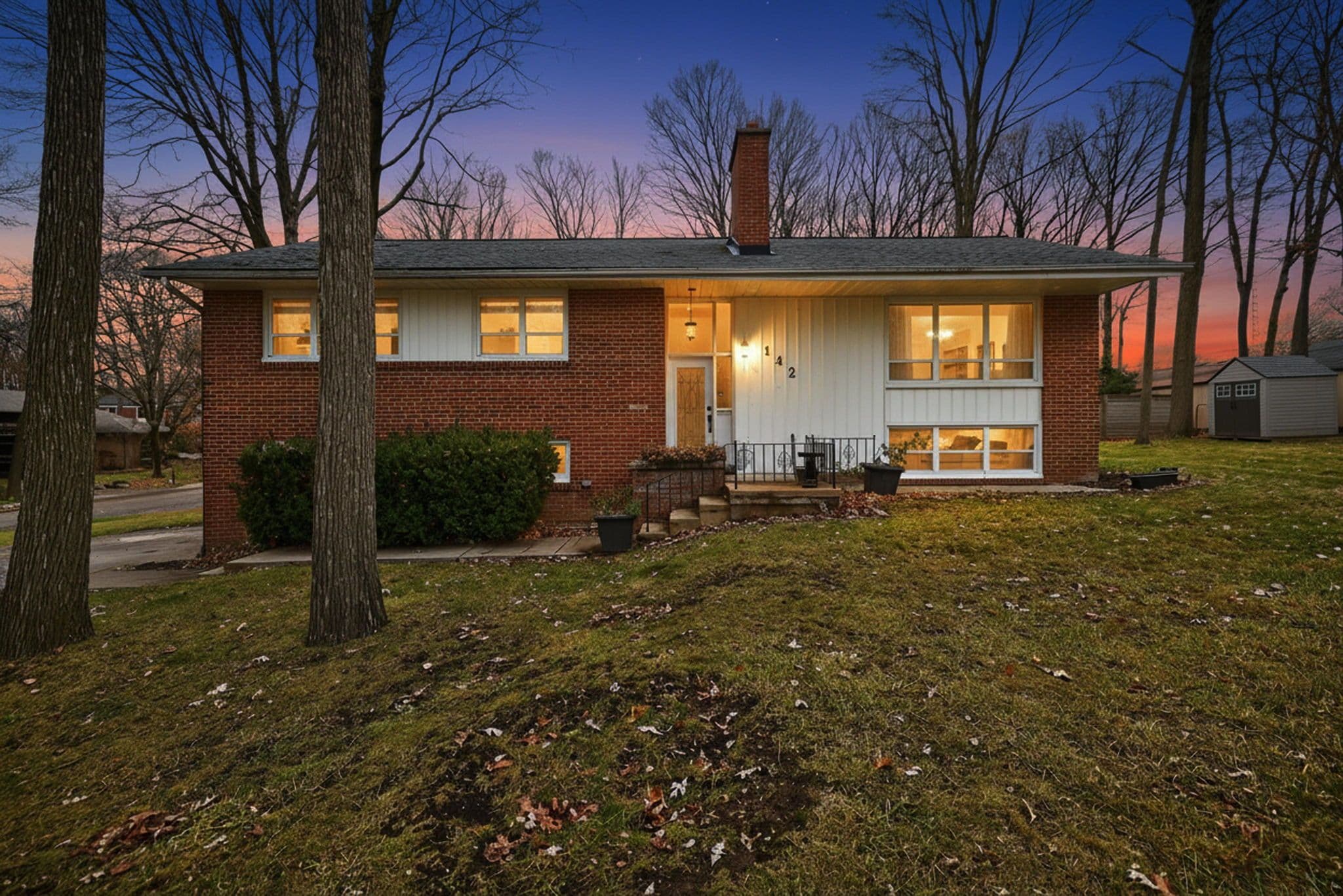 142 Beechwood Crescent, Newmarket, ON L3Y 1W3