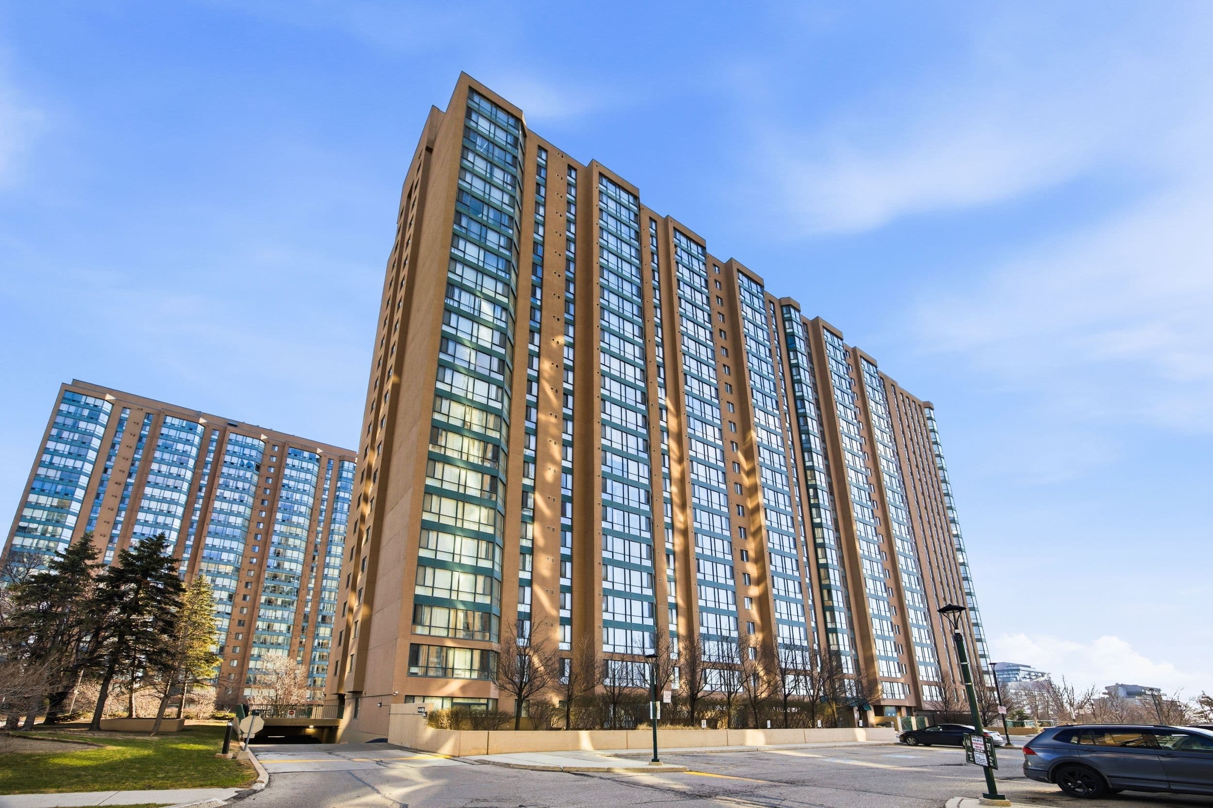 145 Hillcrest Avenue PH1, Mississauga, ON L5B 4B1