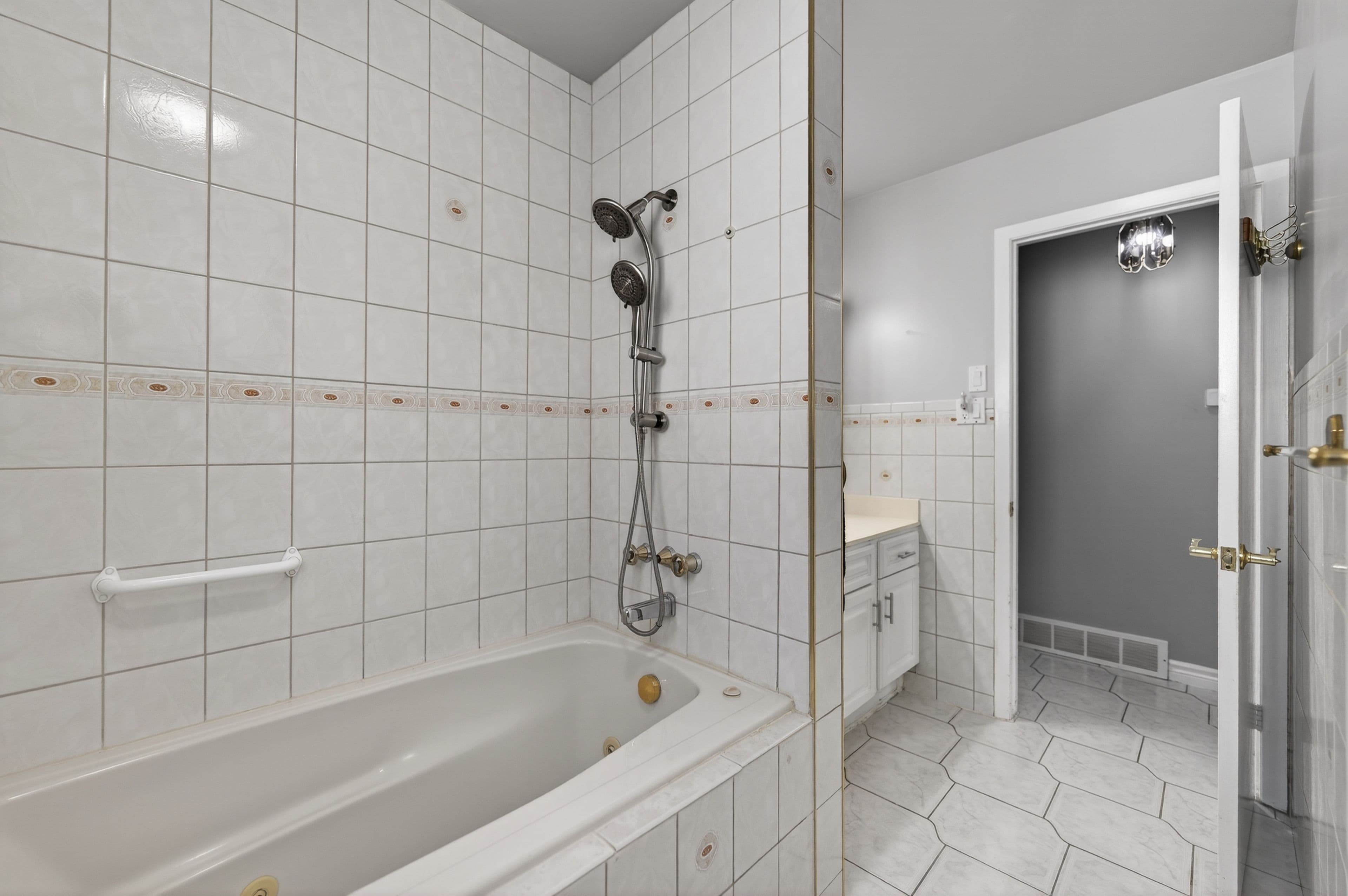 19 Lynwood Drive, Hamilton, ON L8E 3E7