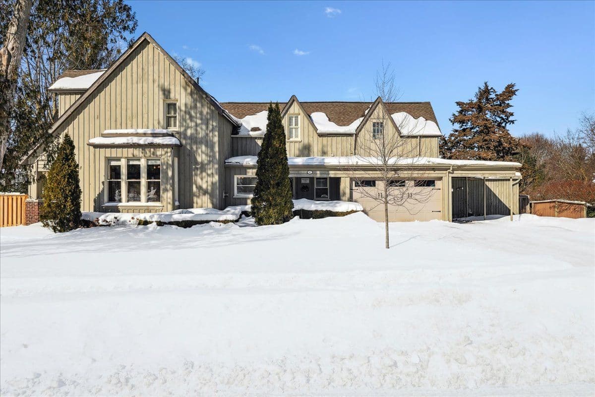 42 Royal Road, Aurora, ON L4G 1A9