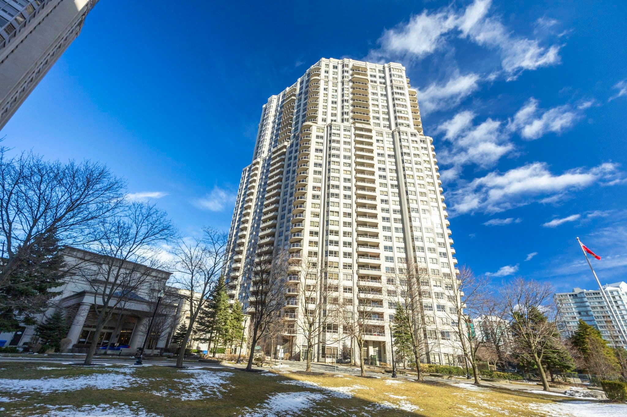 25 Kingsbridge Garden Circle 1221, Mississauga, ON L5R 4B1
