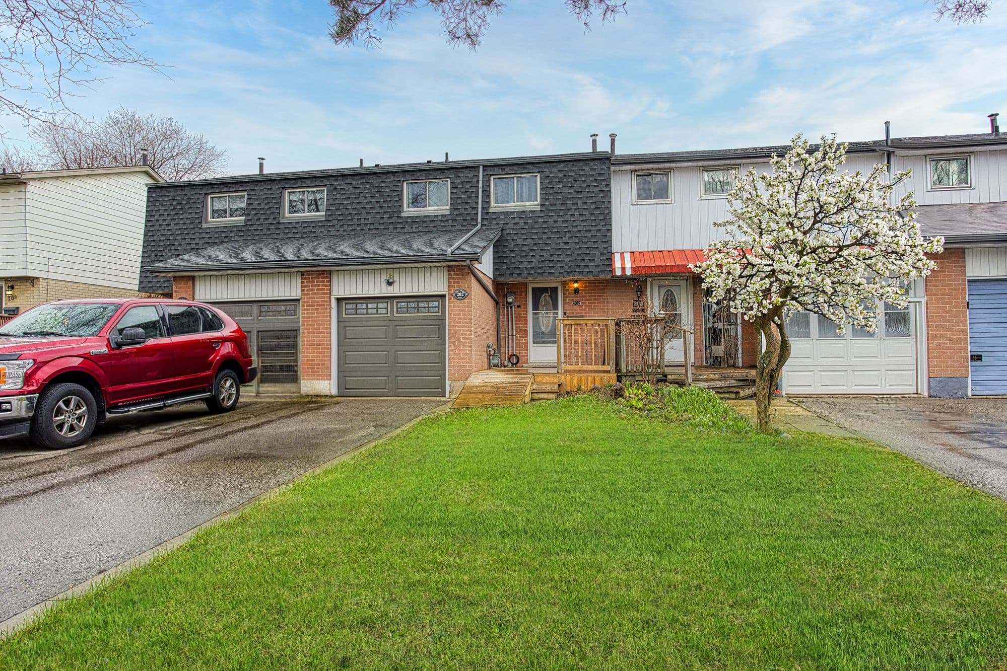 202 Golden Orchard Drive, Hamilton, ON L9C 6J7