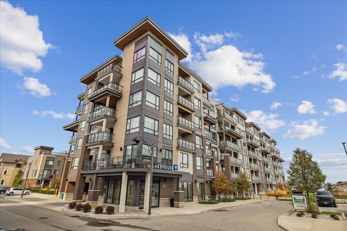 40 Esplanade Lane 102, Grimsby, ON L3M 0G9