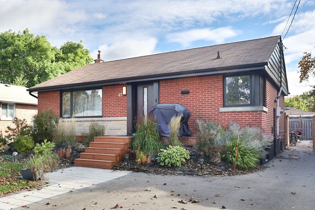 47 Castlefield Drive Upper, Hamilton, ON L8T 3R1