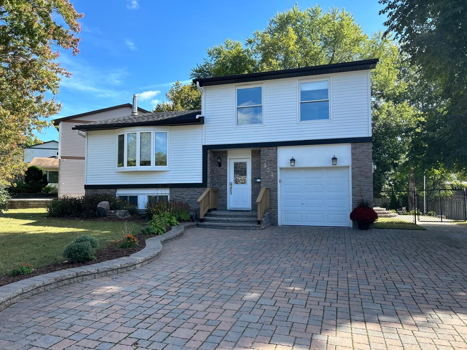 832 Boronia Crescent, Newmarket, ON L3Y 5J9