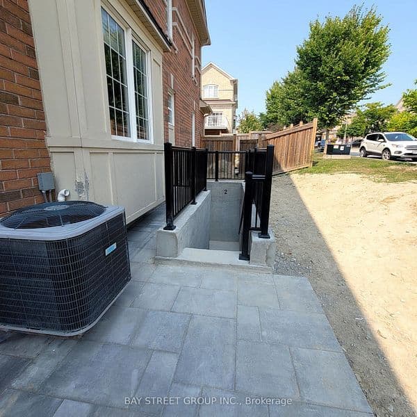 43 Herefordshire Crescent UNIT 2, Newmarket, ON L9N 0B7