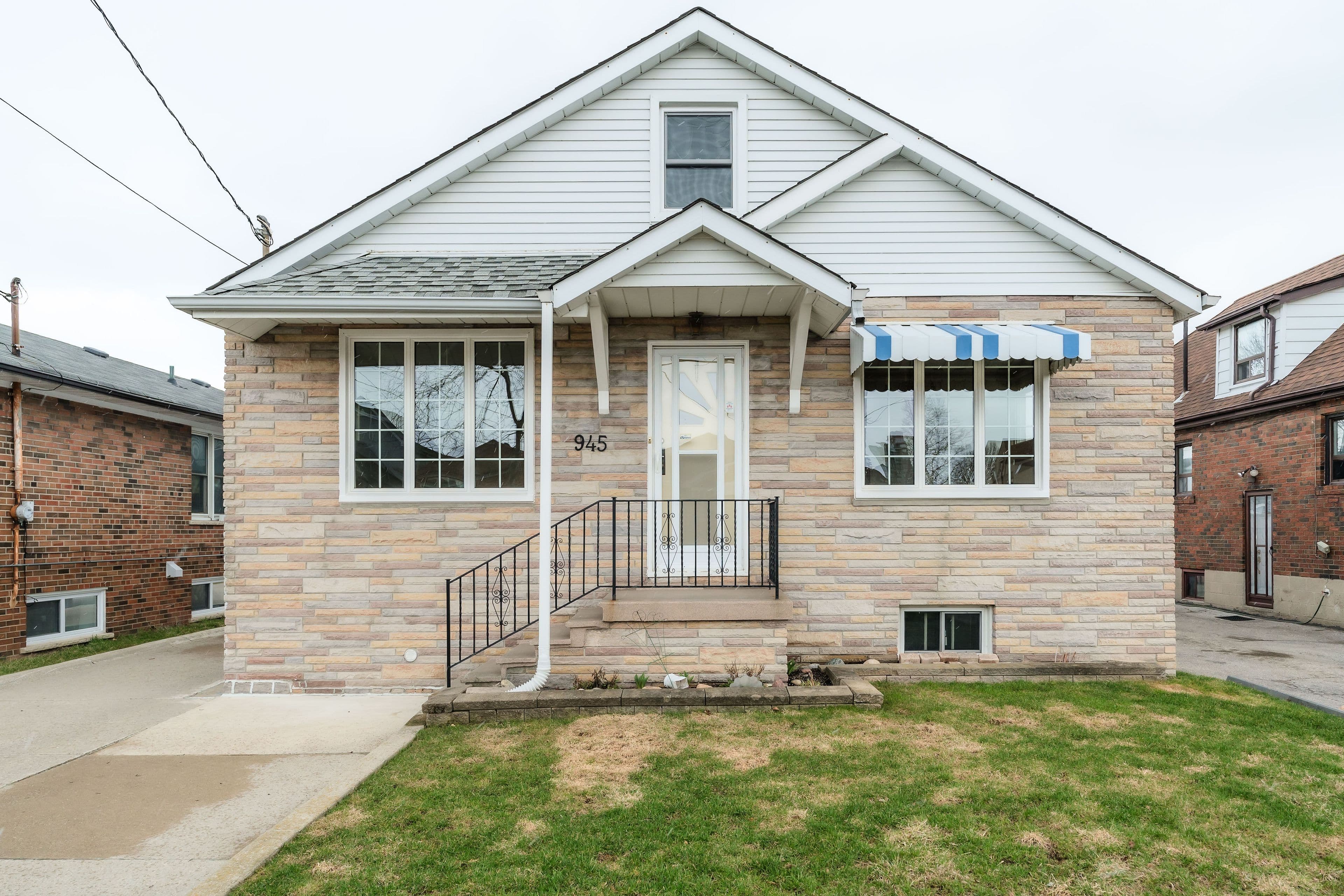 945 Glencairn Avenue, Toronto W04, ON M6B 2A6