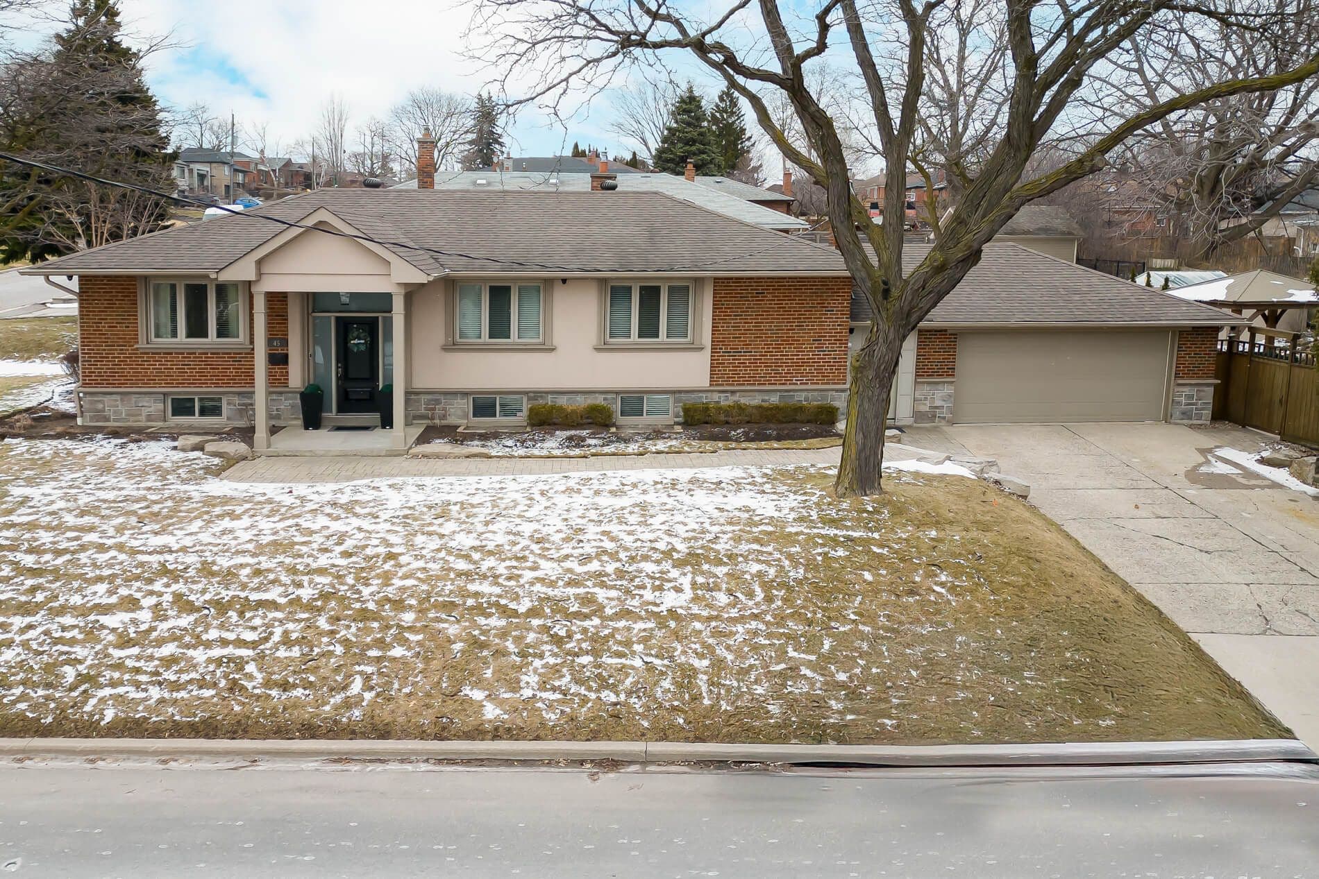 45 Deevale Road, Toronto W05, ON M3M 1Z4