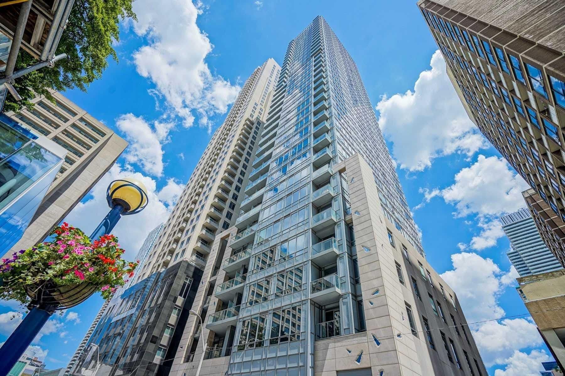 21 Balmuto Street 902, Toronto C01, ON M4Y 1W4