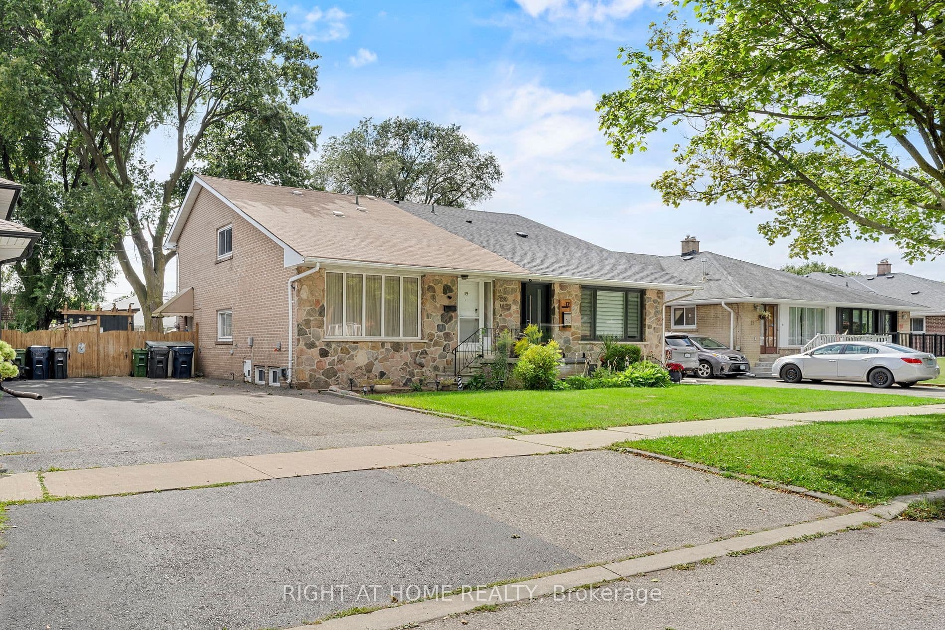 19 Dunsany Crescent, Toronto W09, ON M9R 3W7