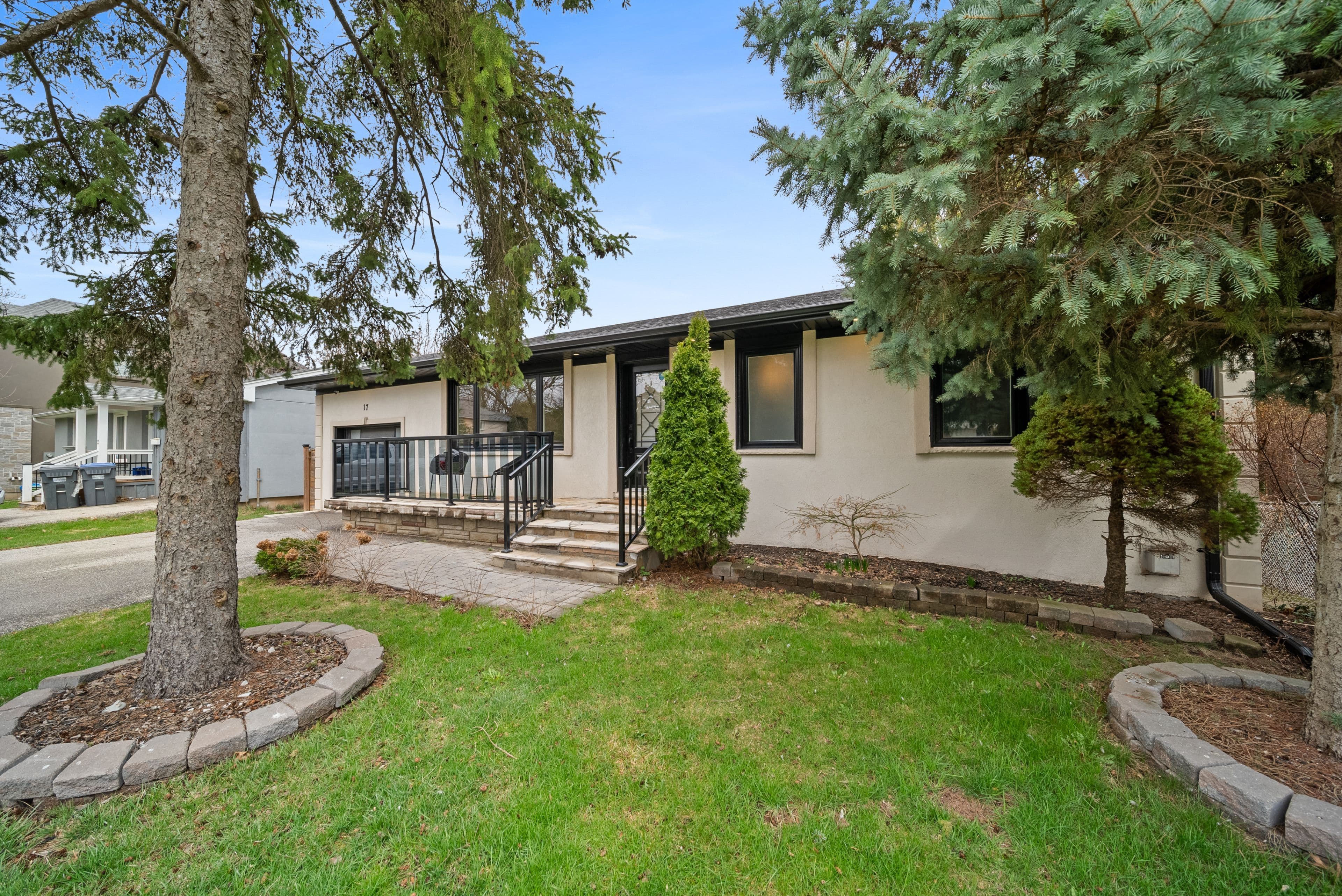 17 Pioneer Drive, Mississauga, ON L5M 1G8