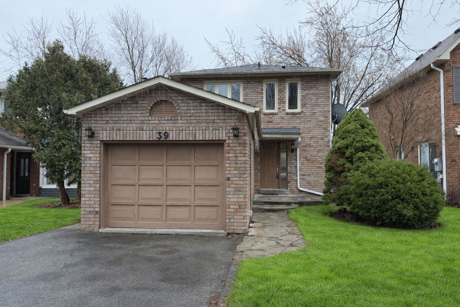 39 April Gardens, Aurora, ON L4G 4R7