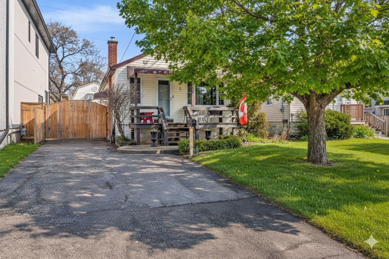 5 Acorn Avenue, Toronto W08, ON M9B 3P7