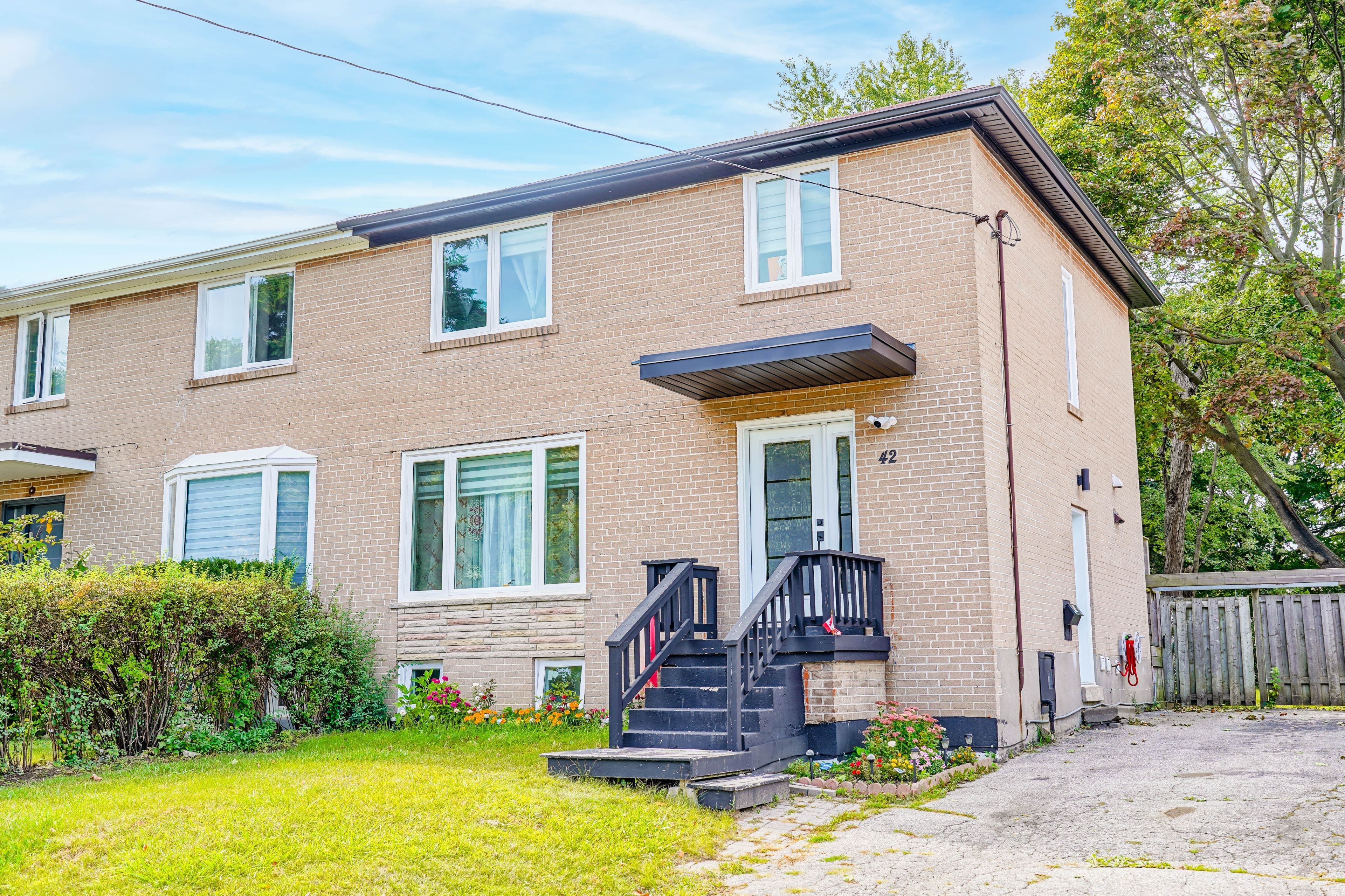 42 Pixley Crescent, Toronto E10, ON M1E 3G6