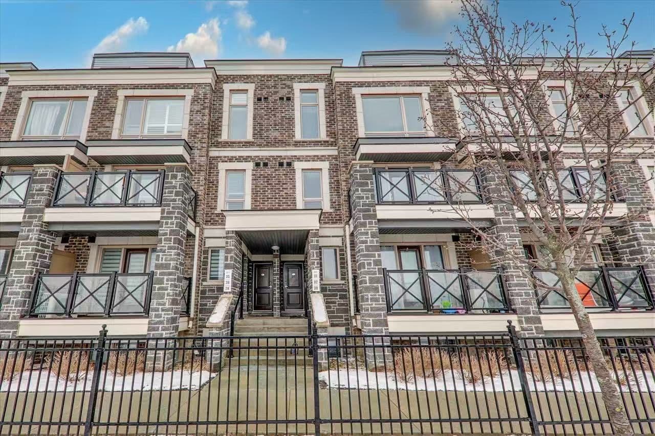 20 Dunsheath Way 311, Markham, ON L6B 1N3