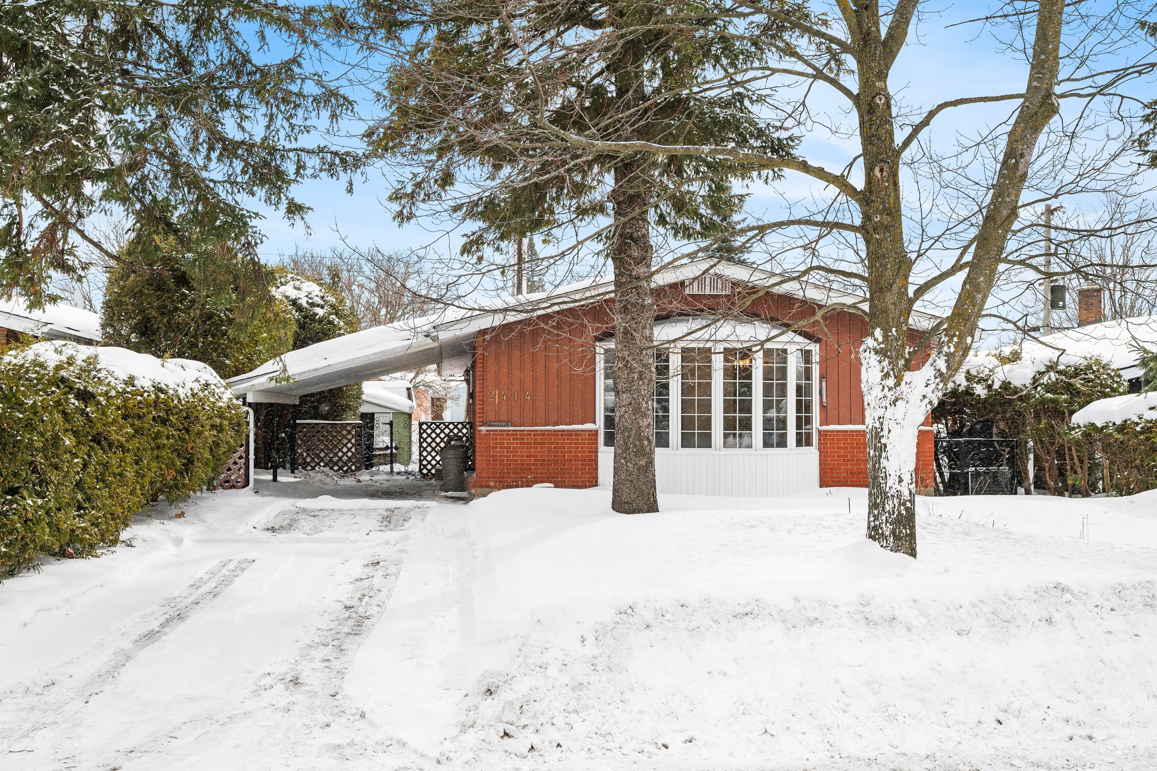 2414 Joliffe Street, Elmvale Acres and Area, ON K1G 1G9
