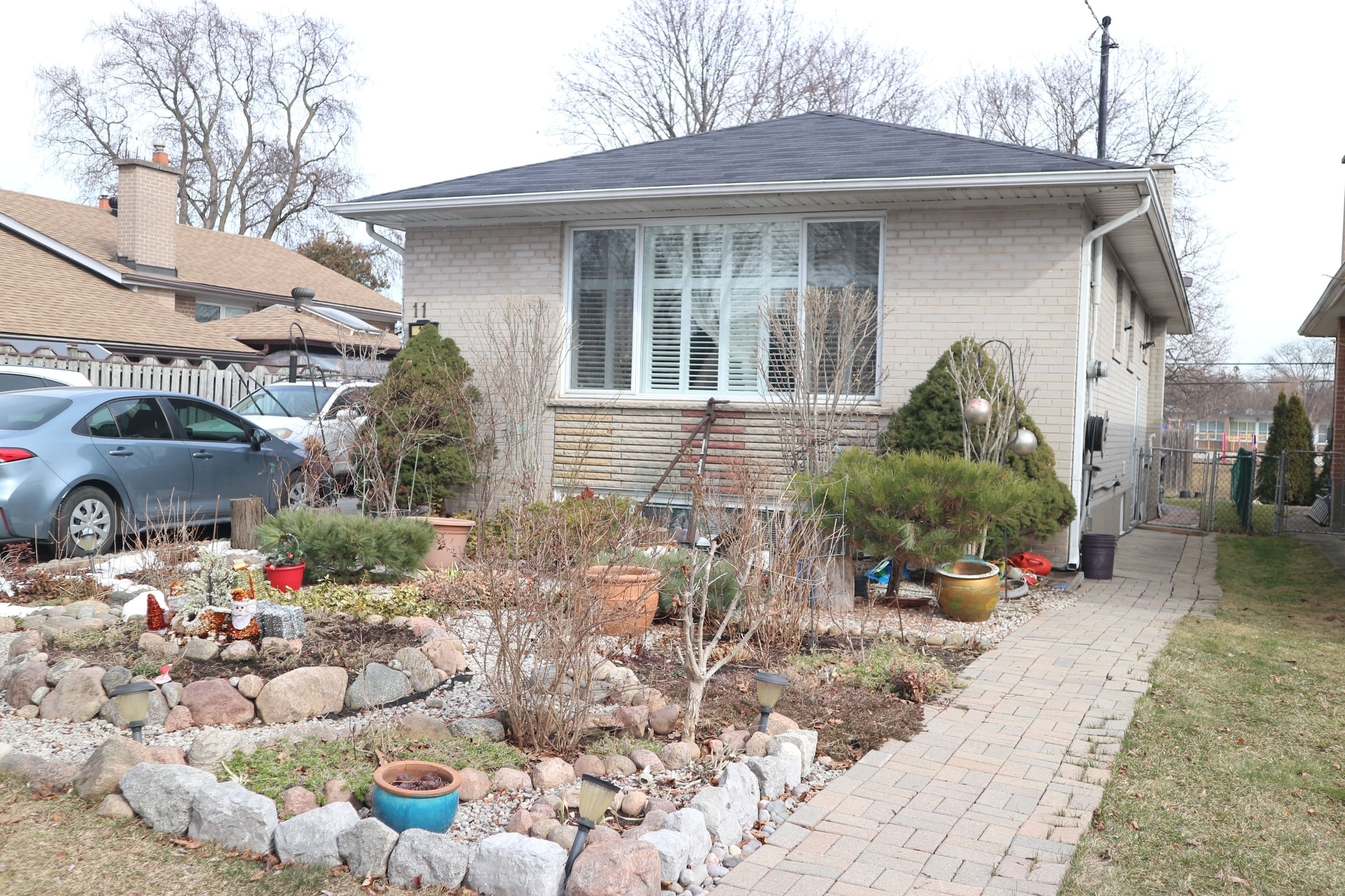 11 Bankfield Drive B2, Toronto W10, ON M9V 2P5