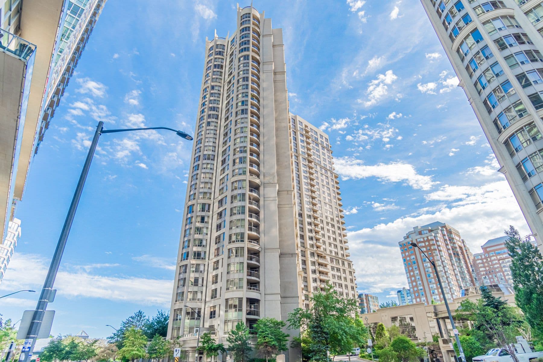 3880 Duke Of York Boulevard 1906, Mississauga, ON L5B 4M7