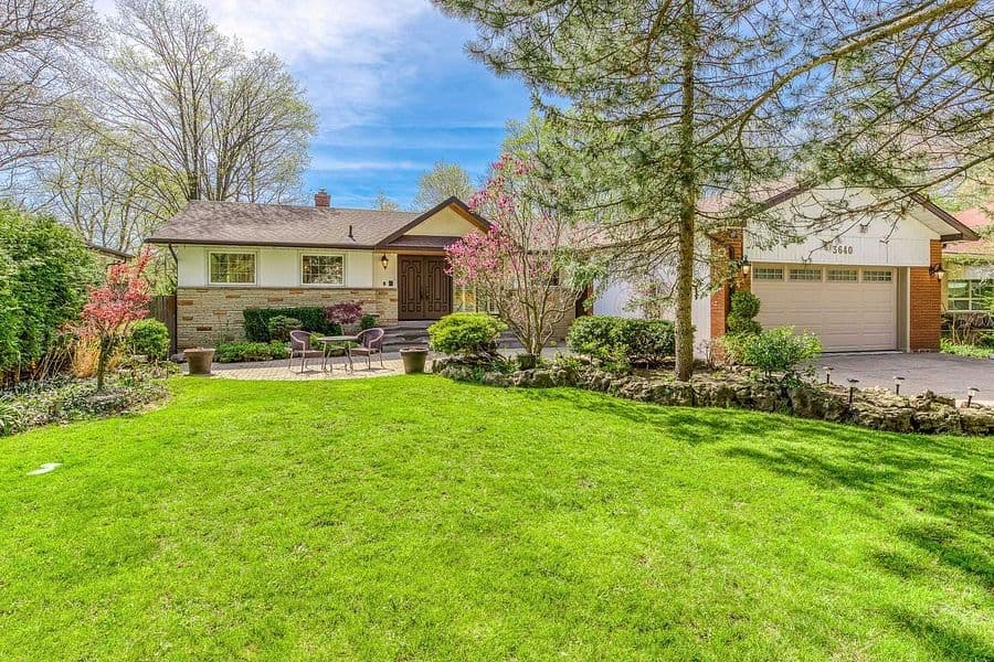 3640 BURNBRAE Drive, Mississauga, ON L5C 2N7