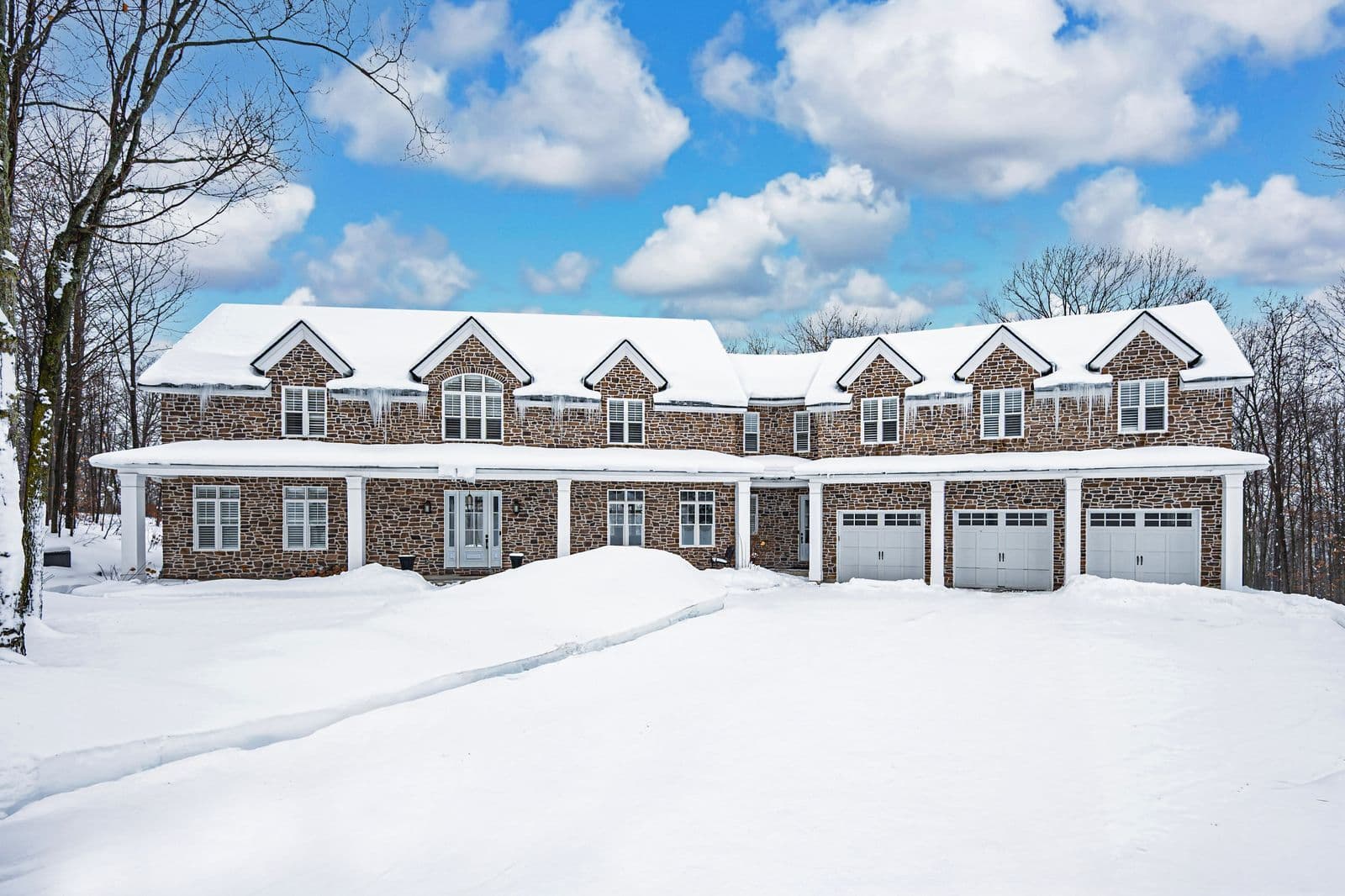 16 Heron Boulevard, Springwater, ON L9X 0J1