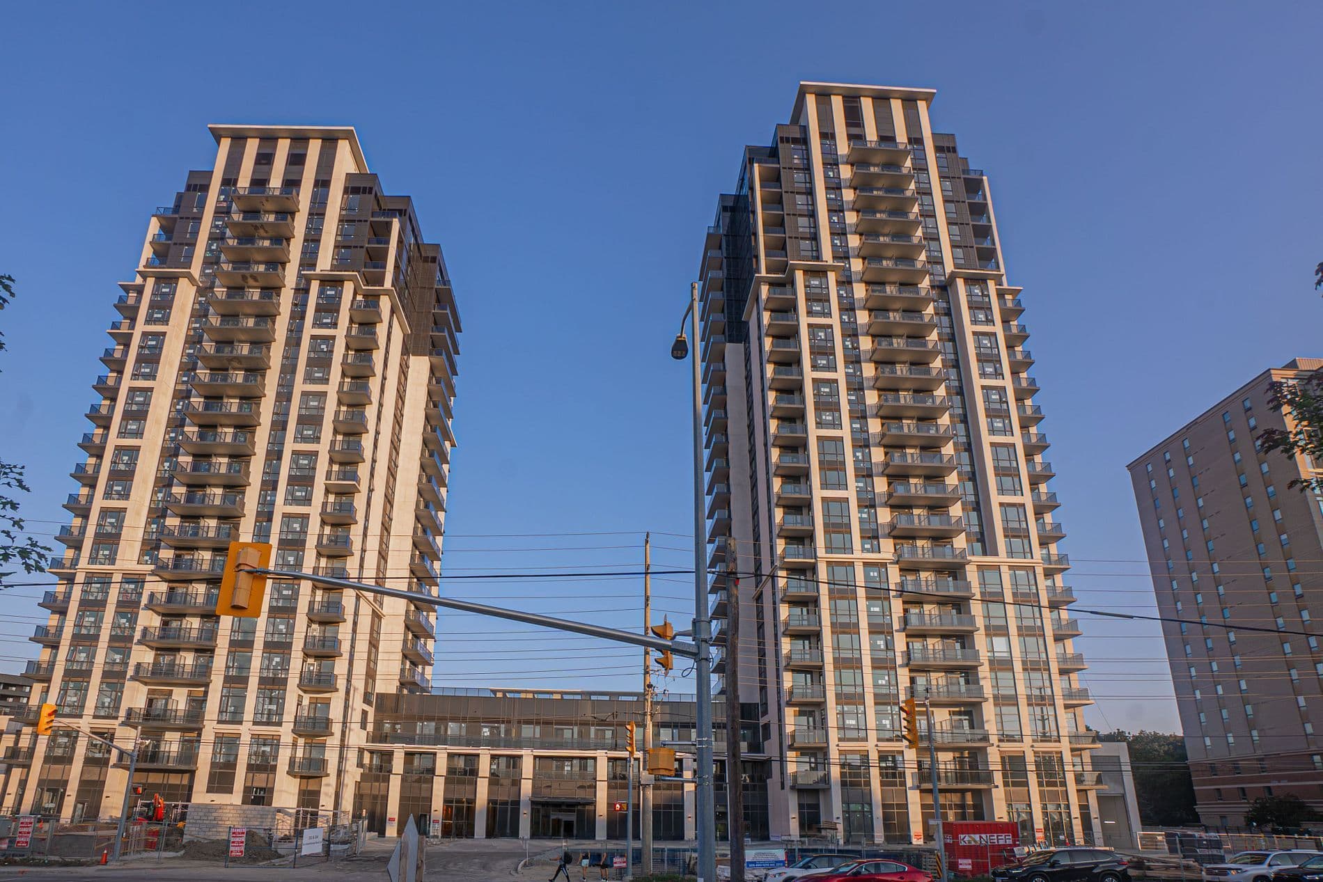 202 Burnhamthorpe Road E 803, Mississauga, ON L5A 4L4