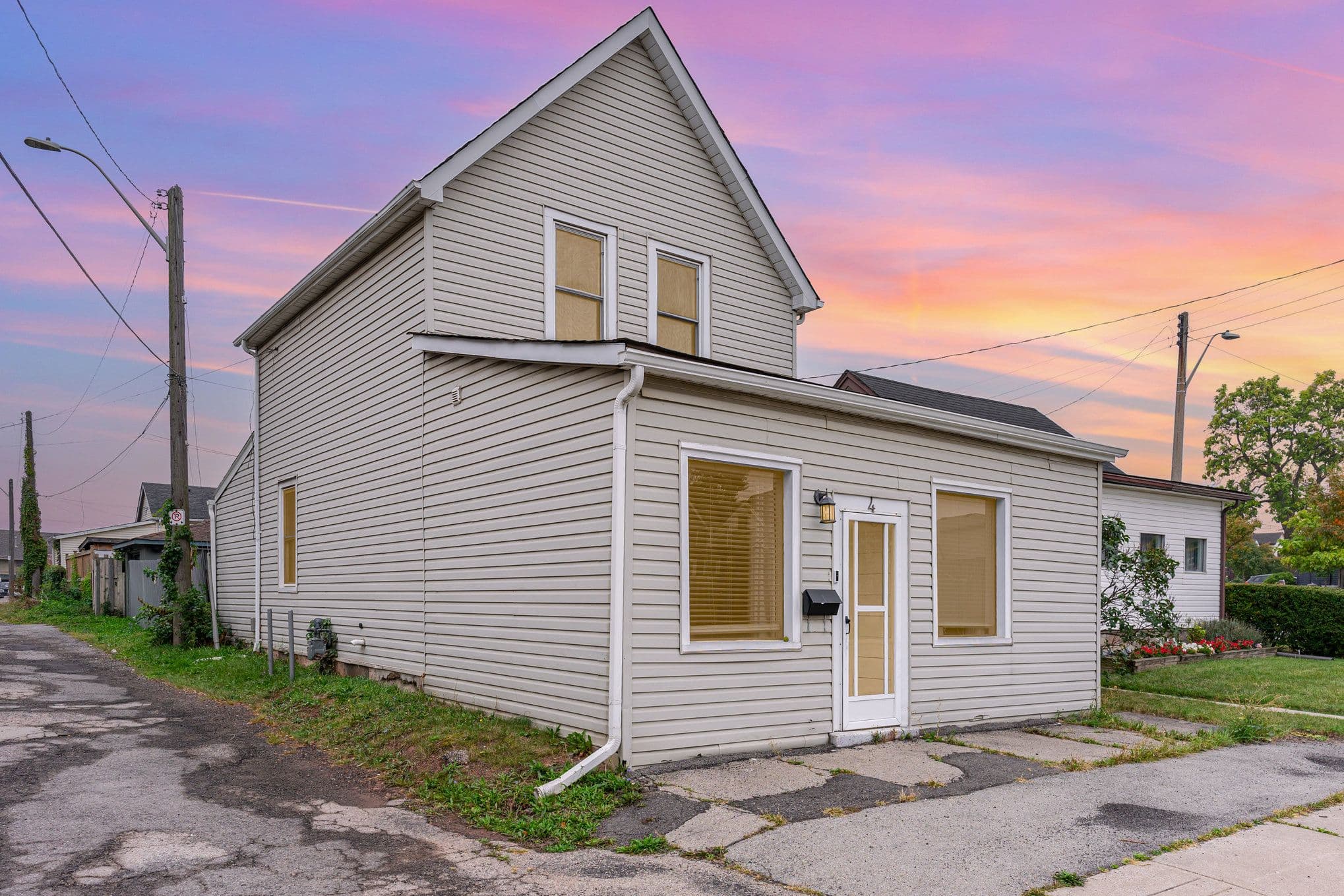 4 Robins Avenue, Hamilton, ON L8H 4M6