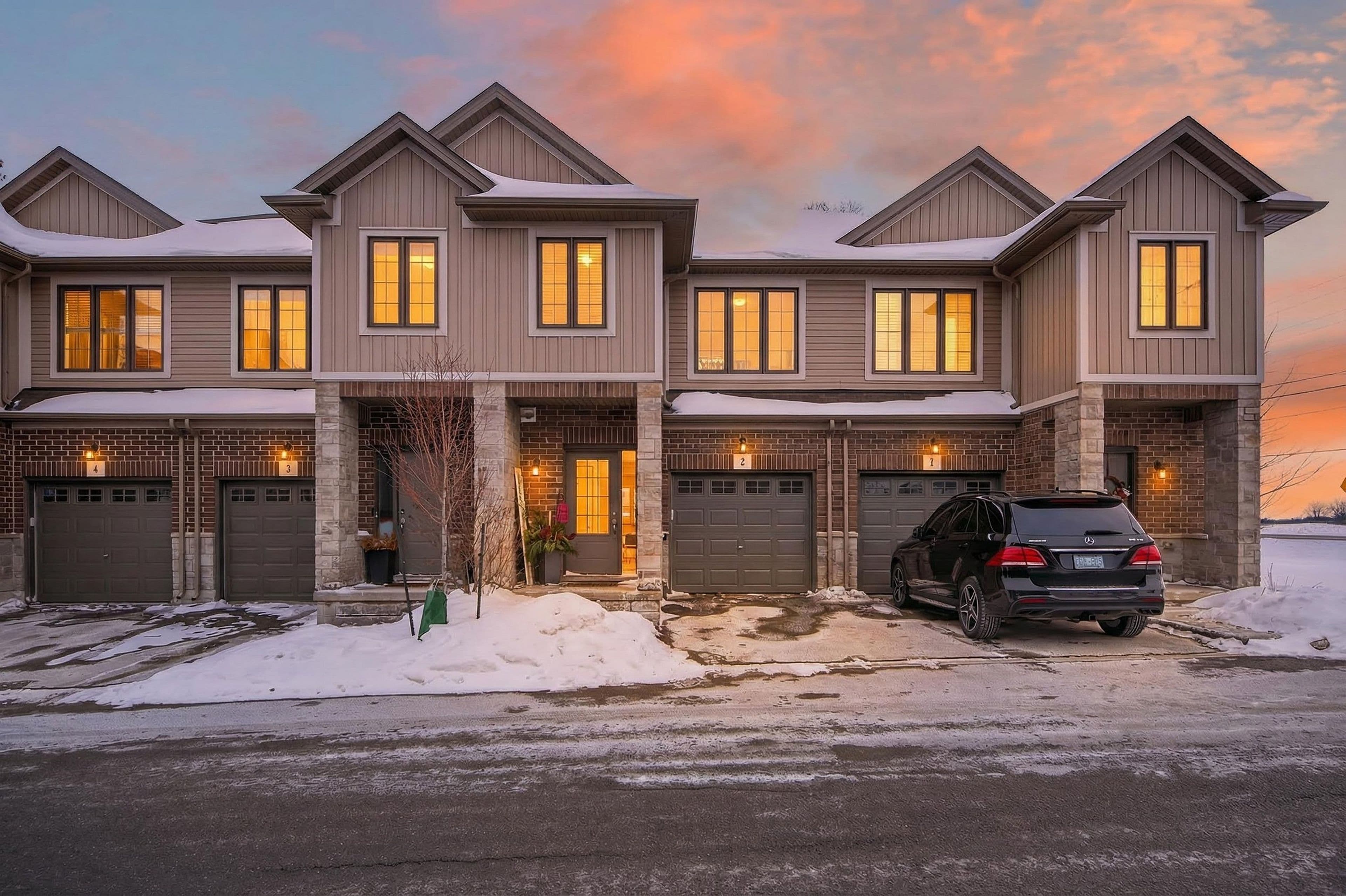 377 GLANCASTER Road 2, Hamilton, ON L9G 0G4