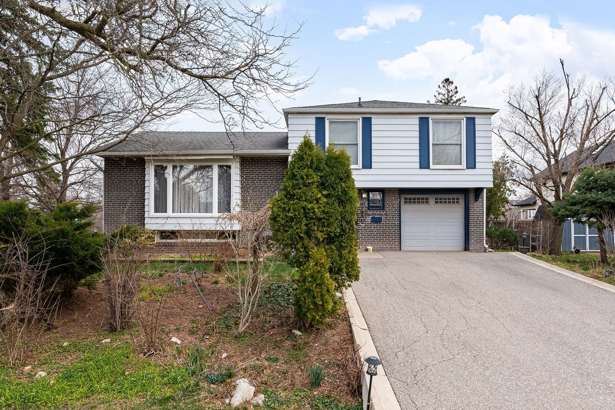 557 Trafford Crescent, Oakville, ON L6L 3T4