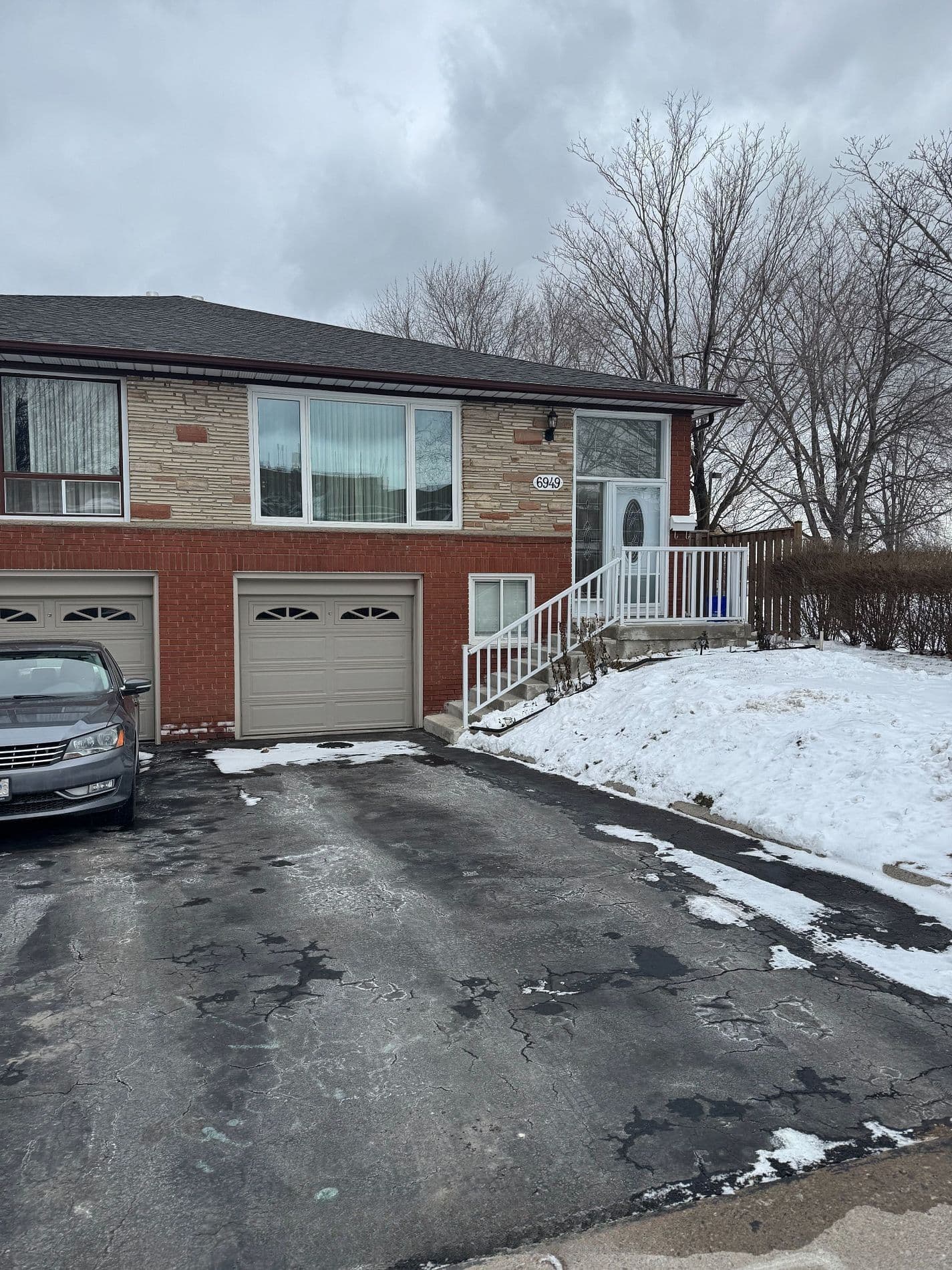 6949 Darcel Avenue, Mississauga, ON L4T 2W7