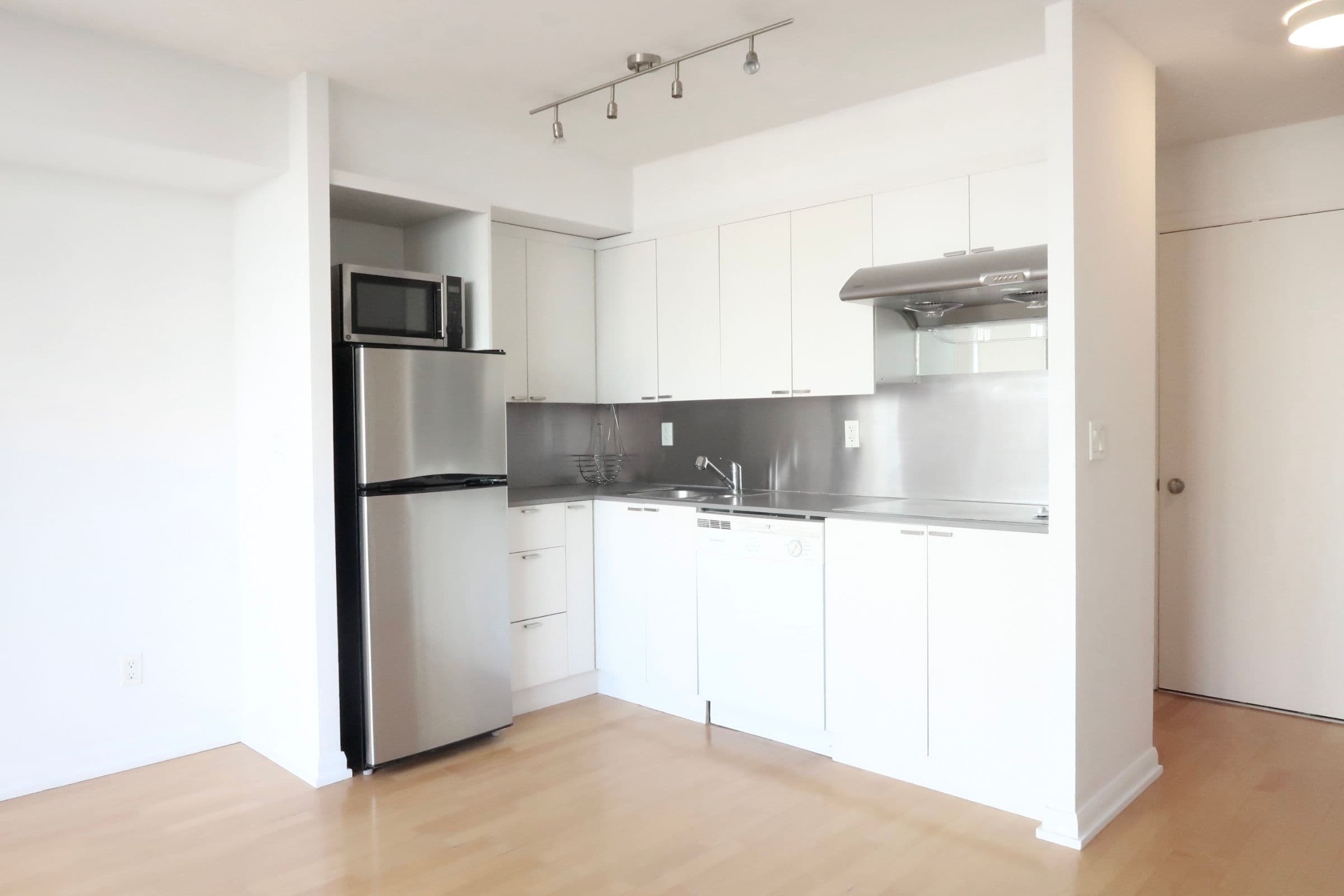 111 Elizabeth Street 731, Toronto C01, ON M5G 1P7