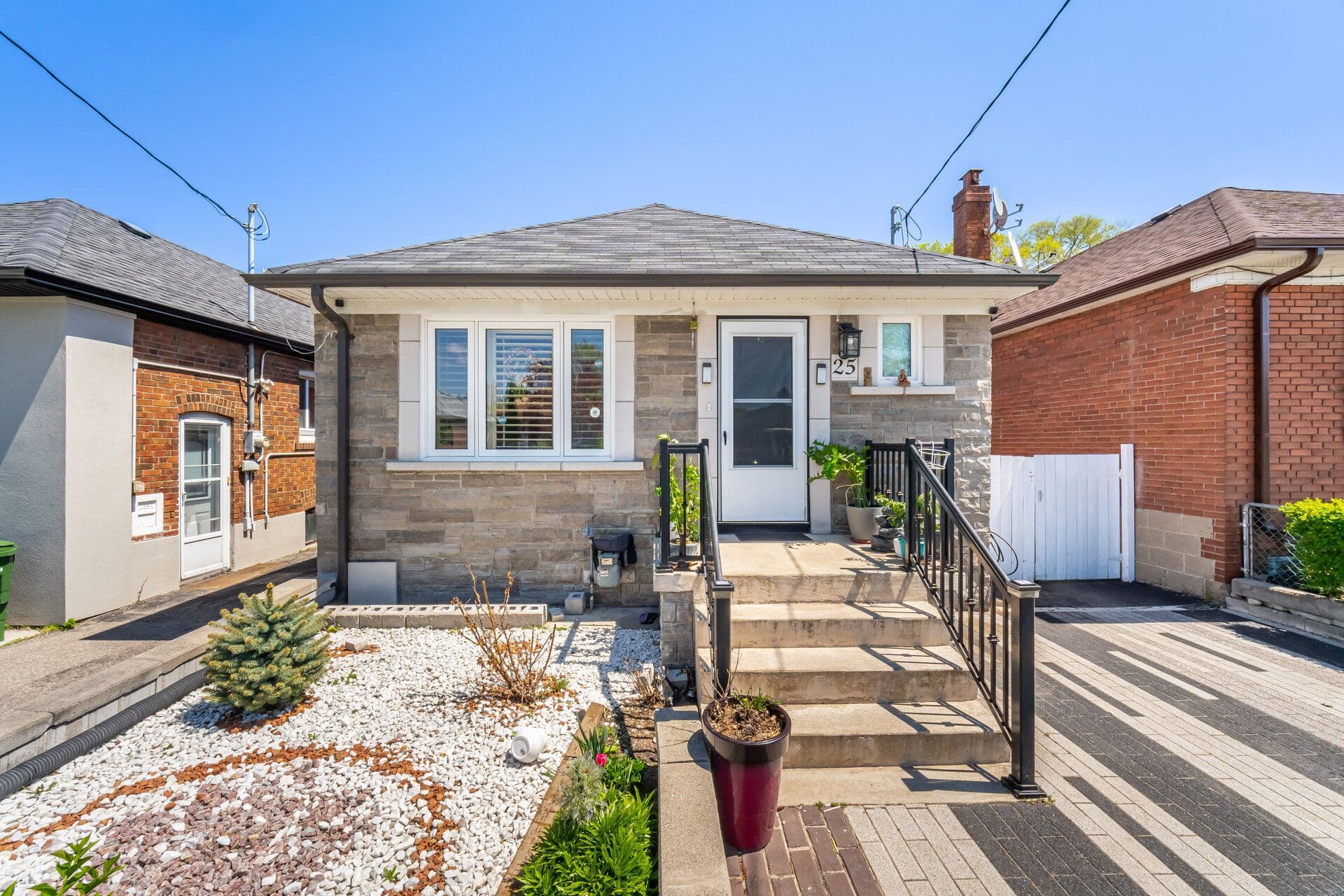 25 Handel Street, Toronto W03, ON M6N 4G2