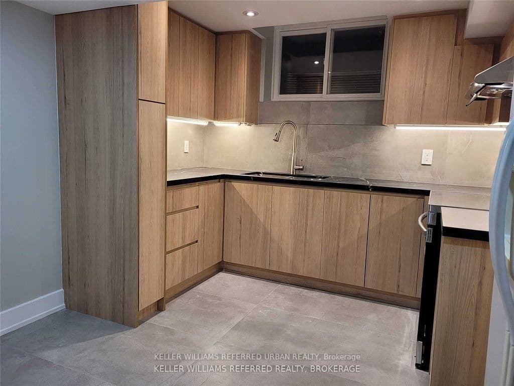 920 Stonehaven Avenue Lower, Newmarket, ON L3X 1K7