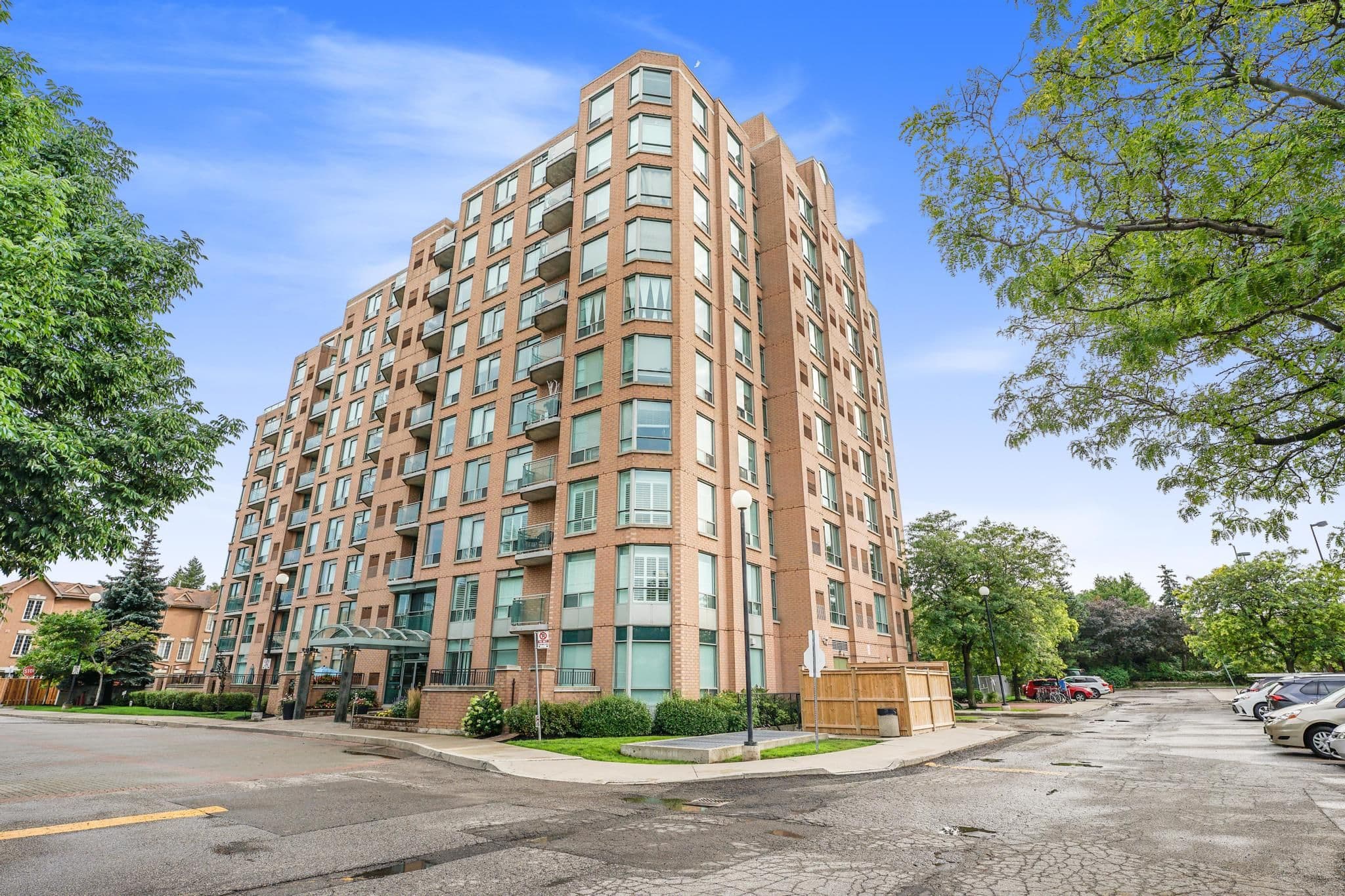 190 Manitoba Street 302, Toronto W06, ON M8Y 3Y8