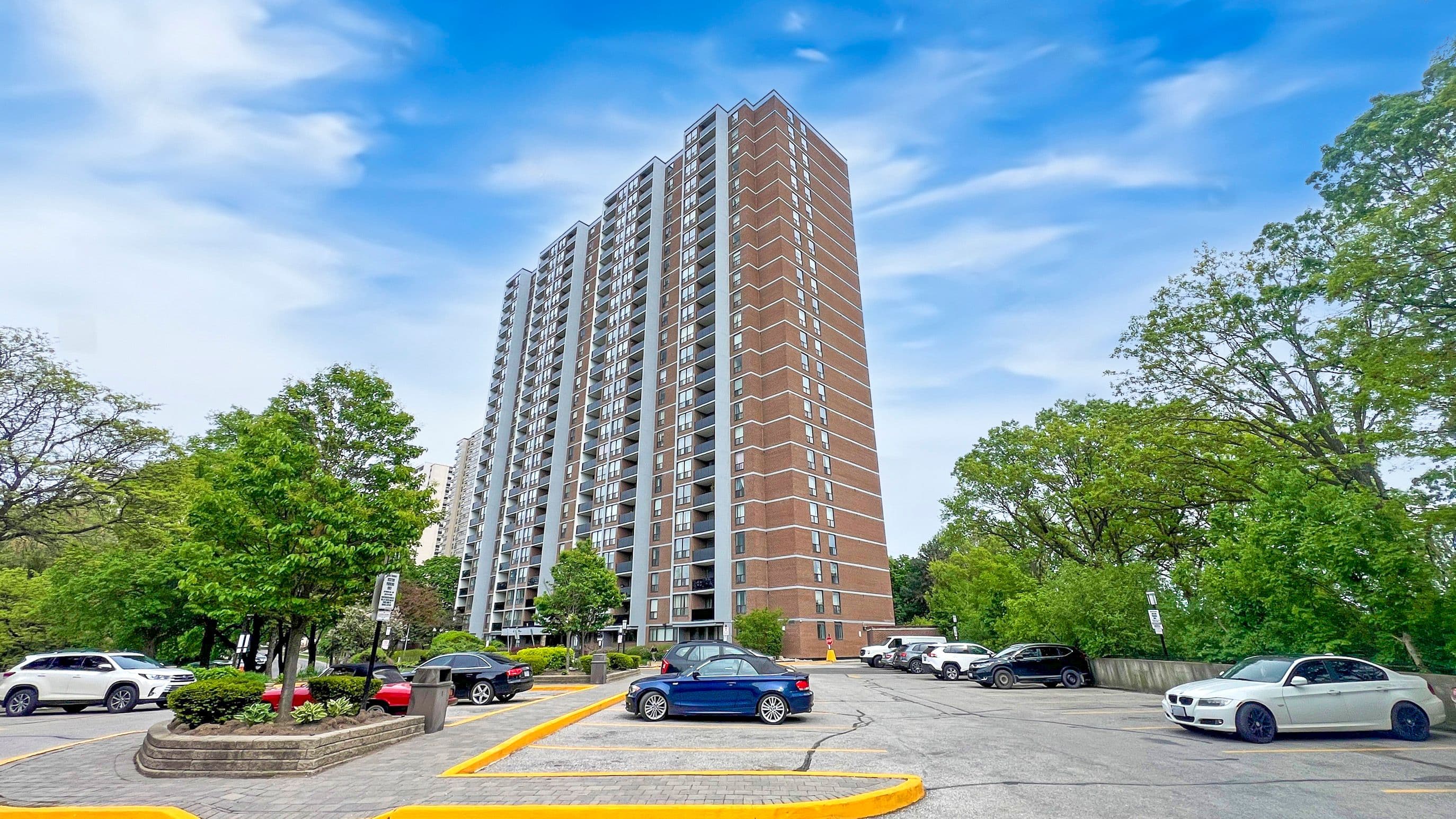 85 Emmett Avenue 1811, Toronto W04, ON M6M 5A2