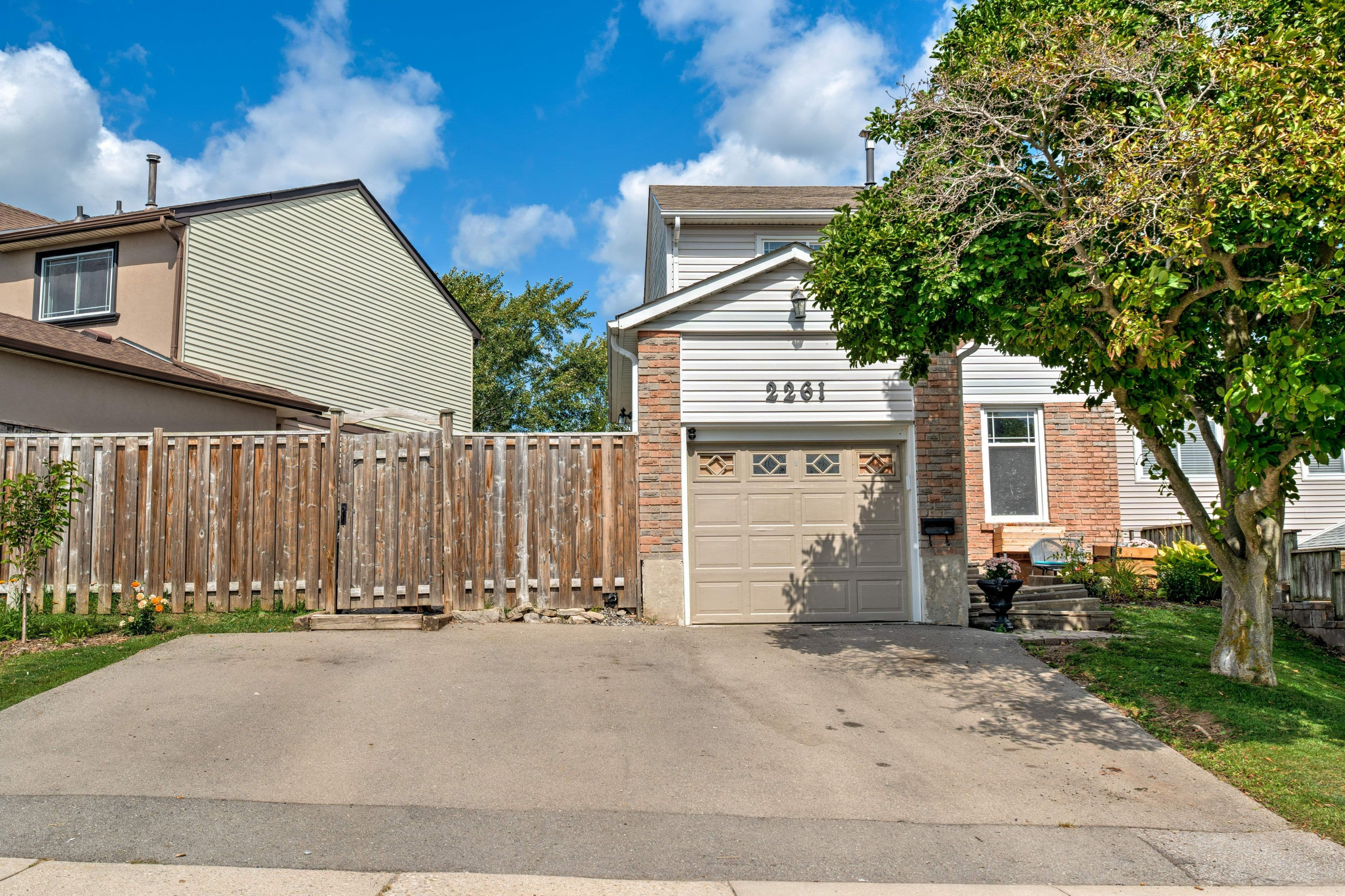 2261 Leominster Drive, Burlington, ON L7P 3W8