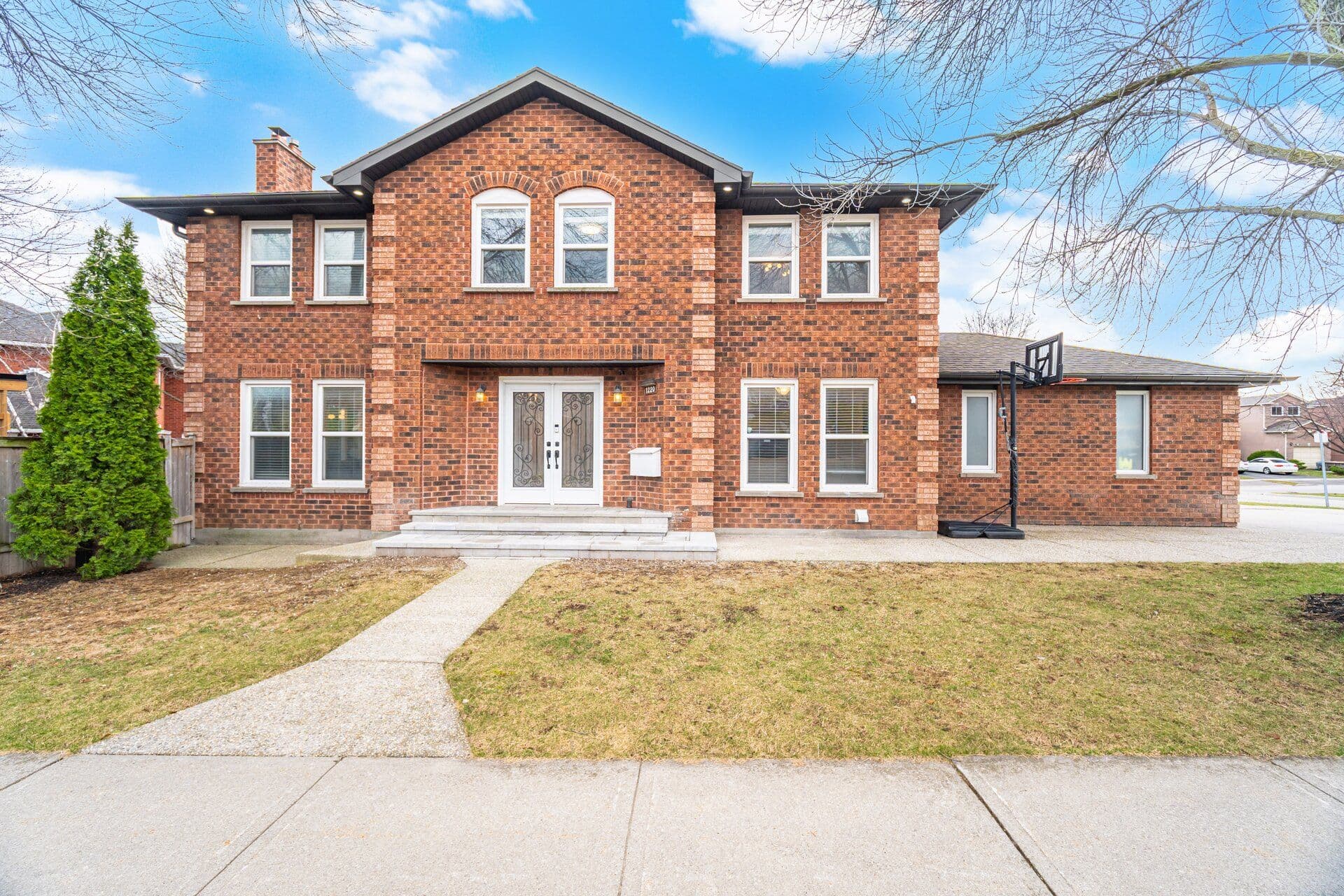 1220 Thoresby Drive, Oakville, ON L6J 7K3