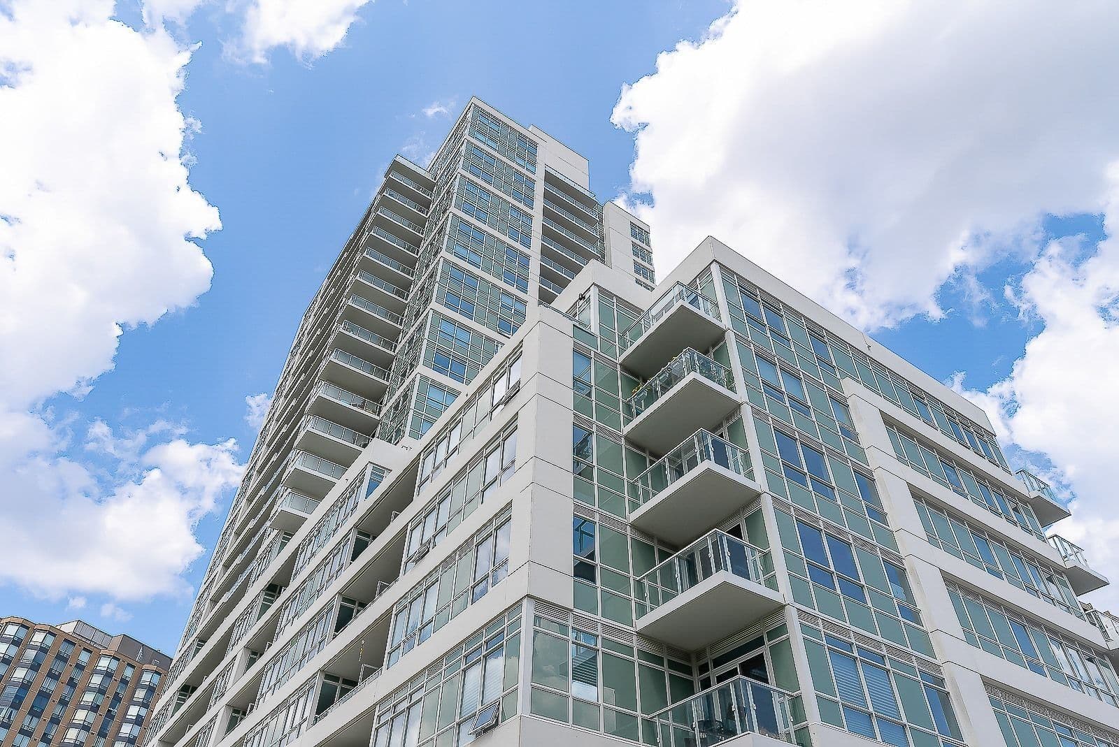 10 Wilby Crescent 1807, Toronto W04, ON M9N 0B6