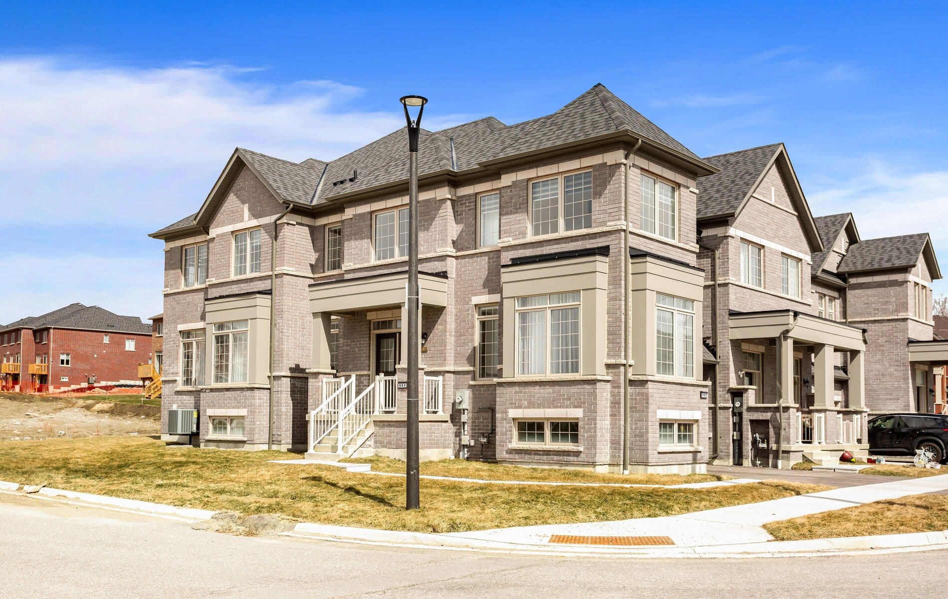 988 Grosbeak Trail, Pickering, ON L1X 0P6