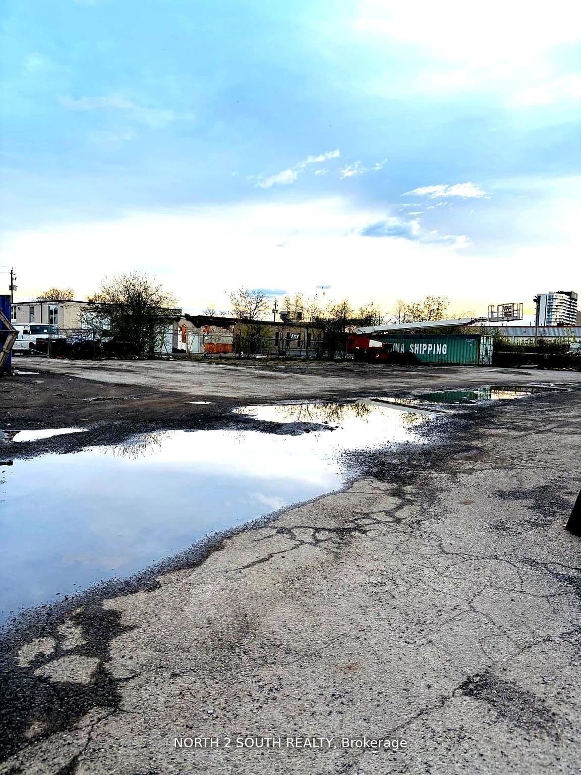 200 Arvin Avenue Yard, Hamilton, ON L8E 2L8