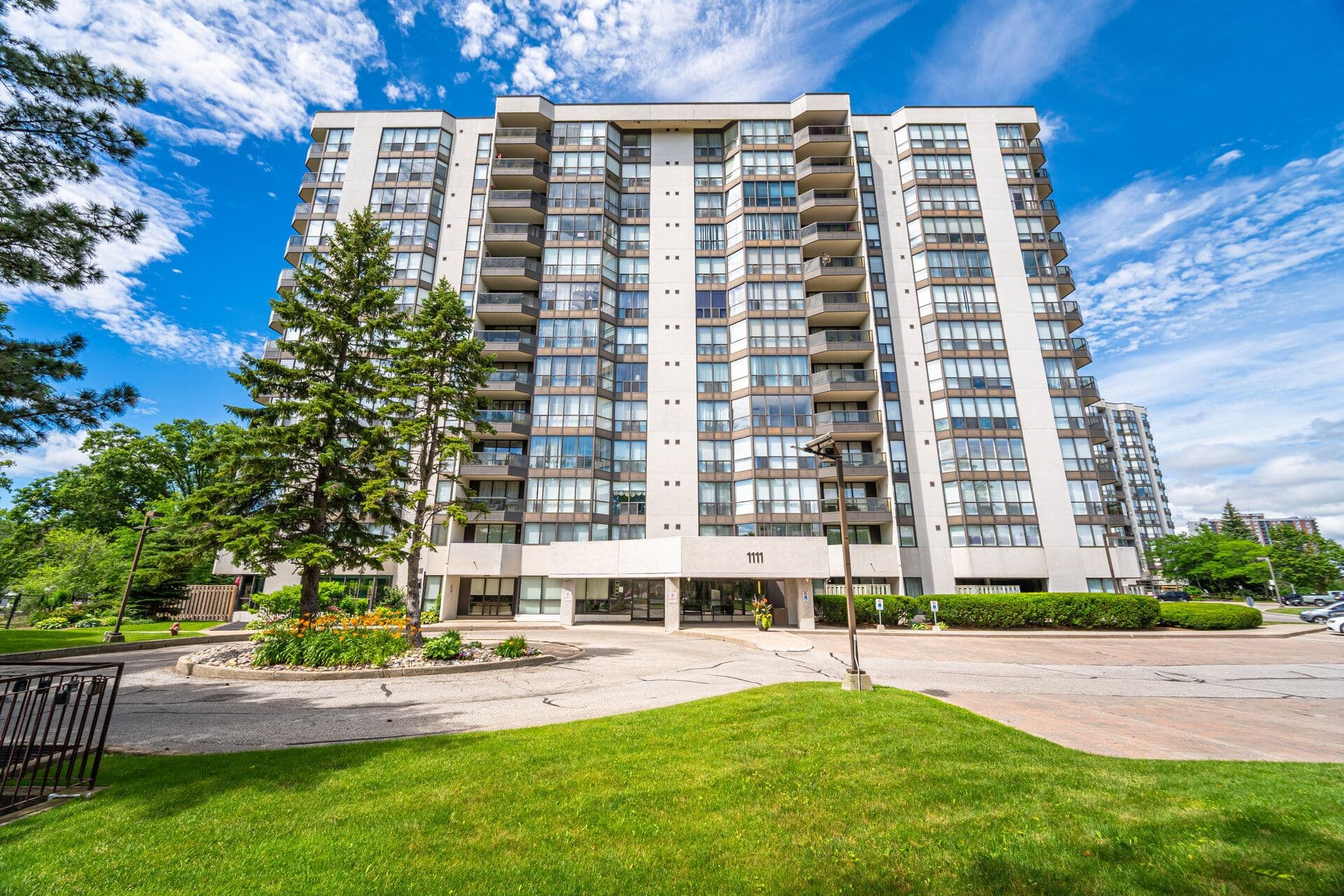 1111 BOUGH BEECHES Boulevard 806, Mississauga, ON L4W 4N1