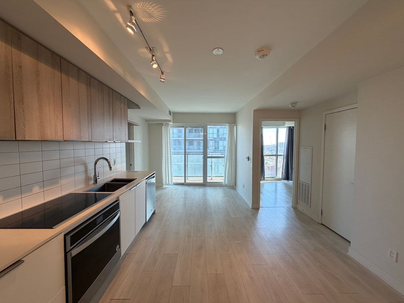 6 Sonic Way 1408, Toronto C11, ON M3C 0P1