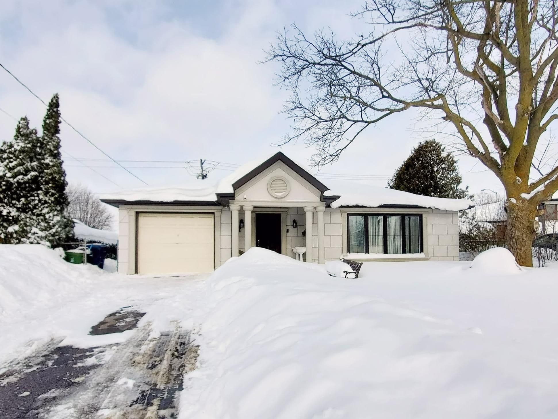 35 Waddington Crescent, Toronto C15, ON M2J 2Z9
