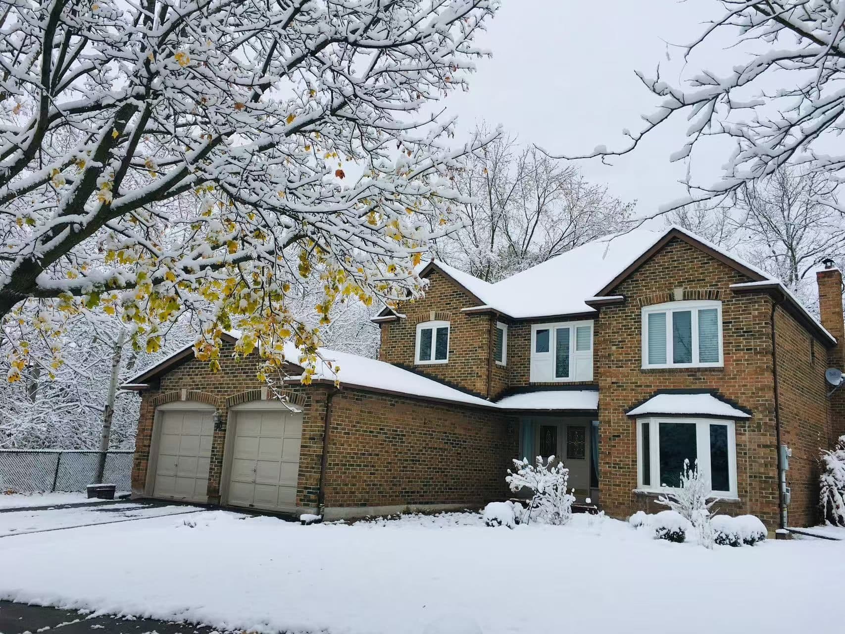 16 Willis Drive, Aurora, ON L4G 5N8