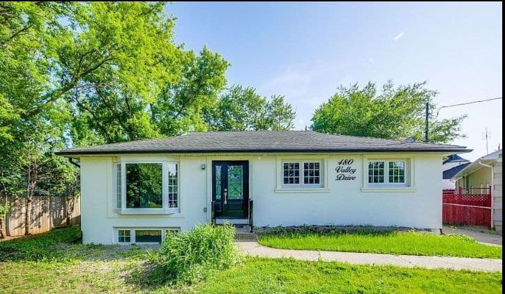 480 Valley Drive, Oakville, ON L6L 4L8