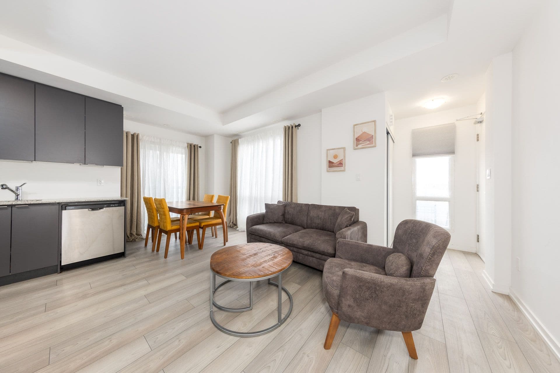 18 Lytham Green Circle 2, Newmarket, ON L3Y 0H4