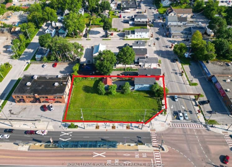 11 Main St (432/438 Davis) N/A E, Newmarket, ON L3Y 3Y1