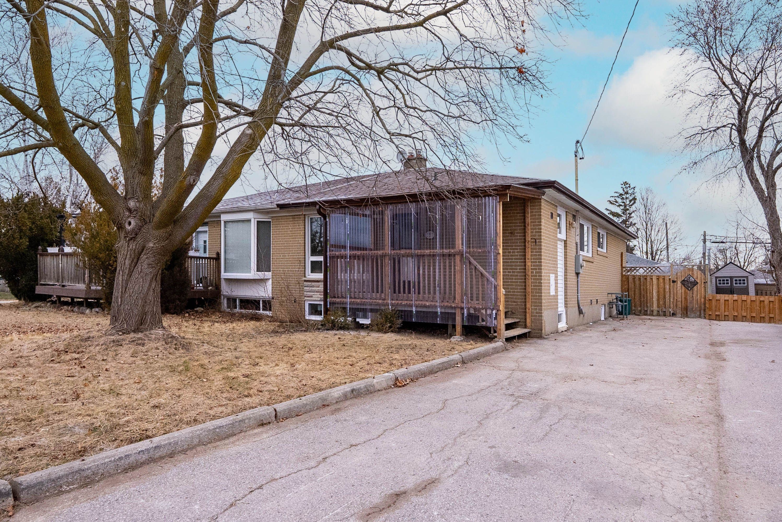 257 Axminster Drive Bachelor Unit, Richmond Hill, ON L4C 2W2